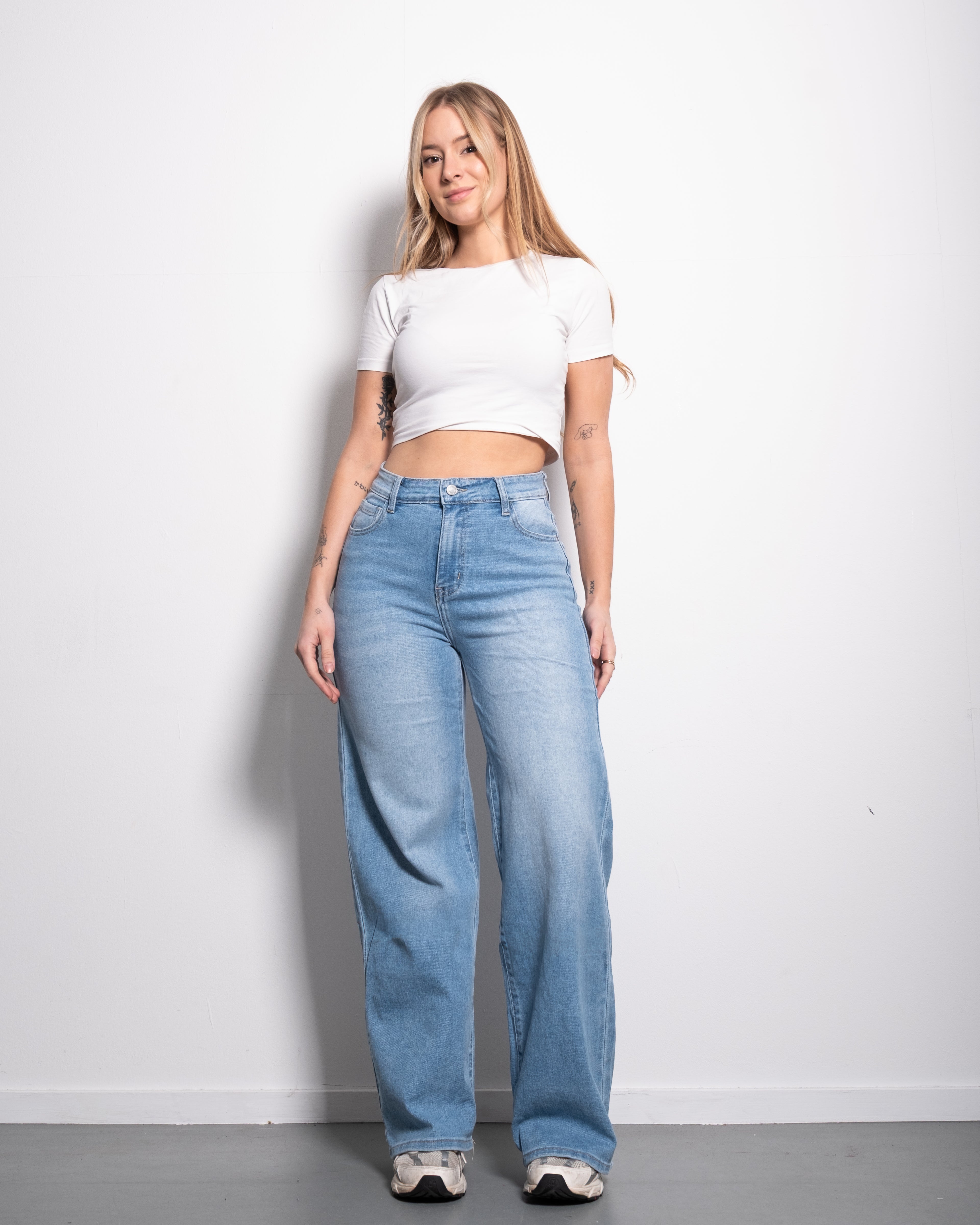 JEANS  MET MIDDENHOGE Taille, lichte wassing en WIDE LEG JEANS  binnenbeenlengte 79 cm