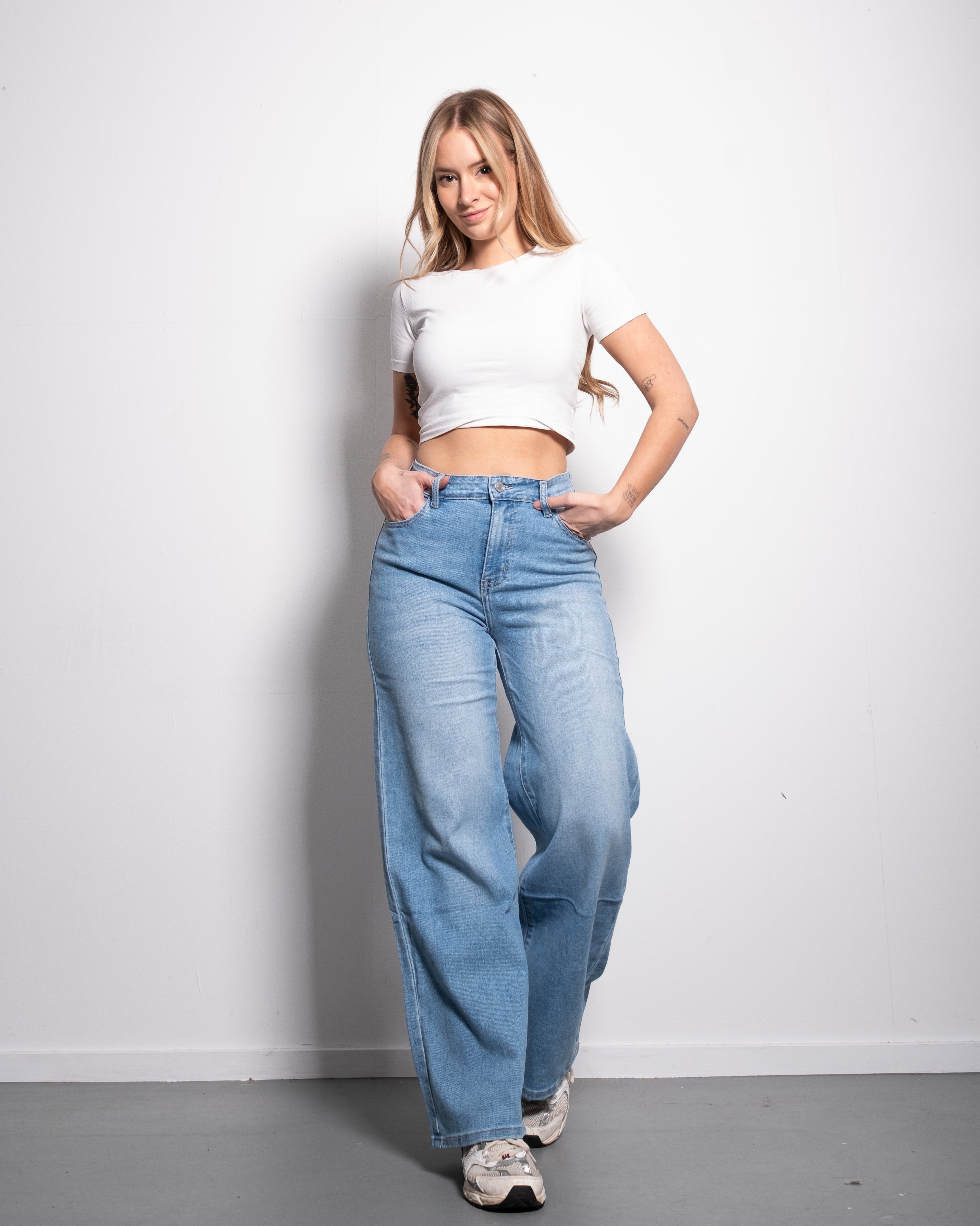 JEANS  MET MIDDENHOGE Taille, lichte wassing en WIDE LEG JEANS  binnenbeenlengte 79 cm