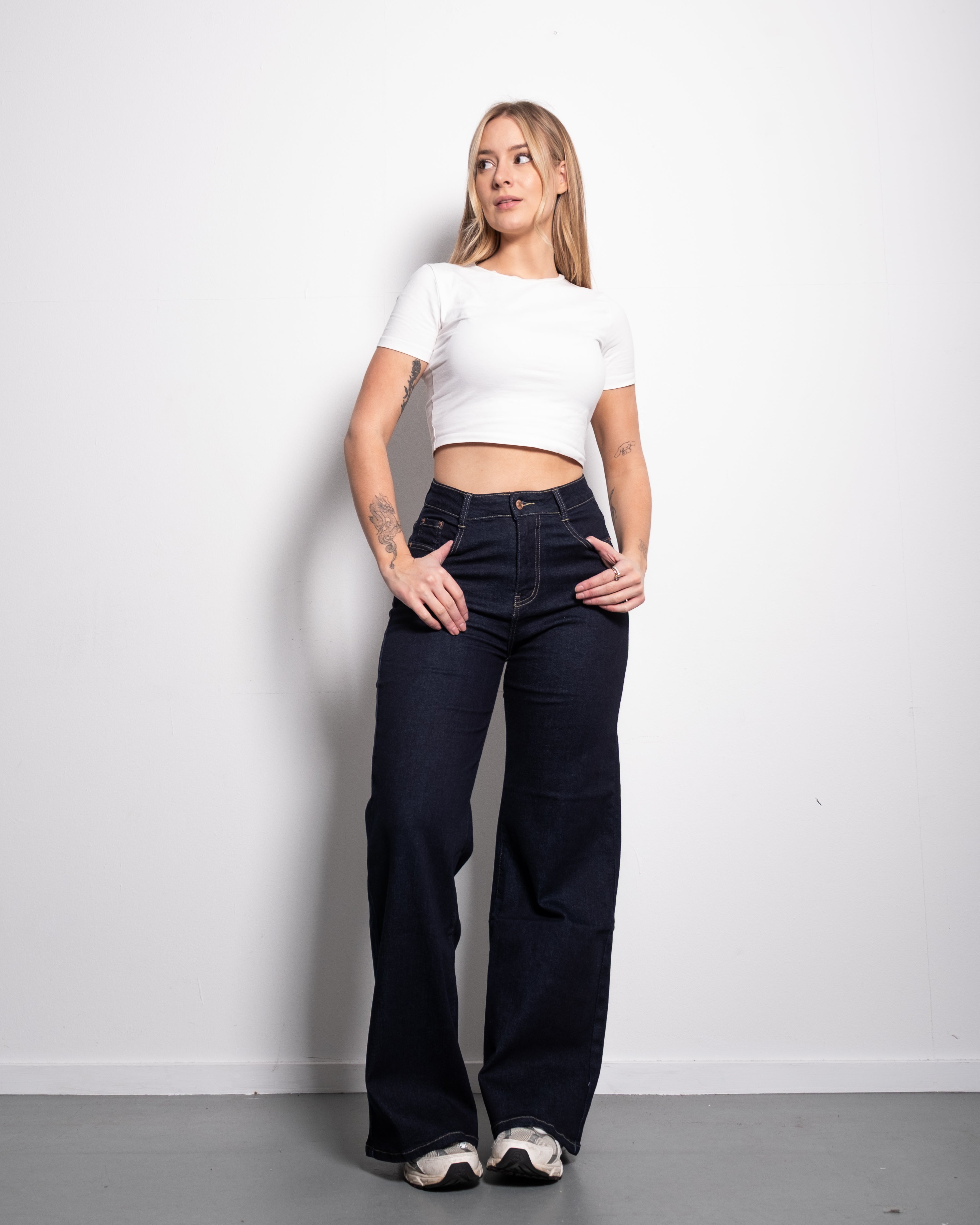 JEANS  MET MIDDENHOGE Taille, ruwe denim en WIDE LEG JEANS  binnenbeenlengte 79 cm