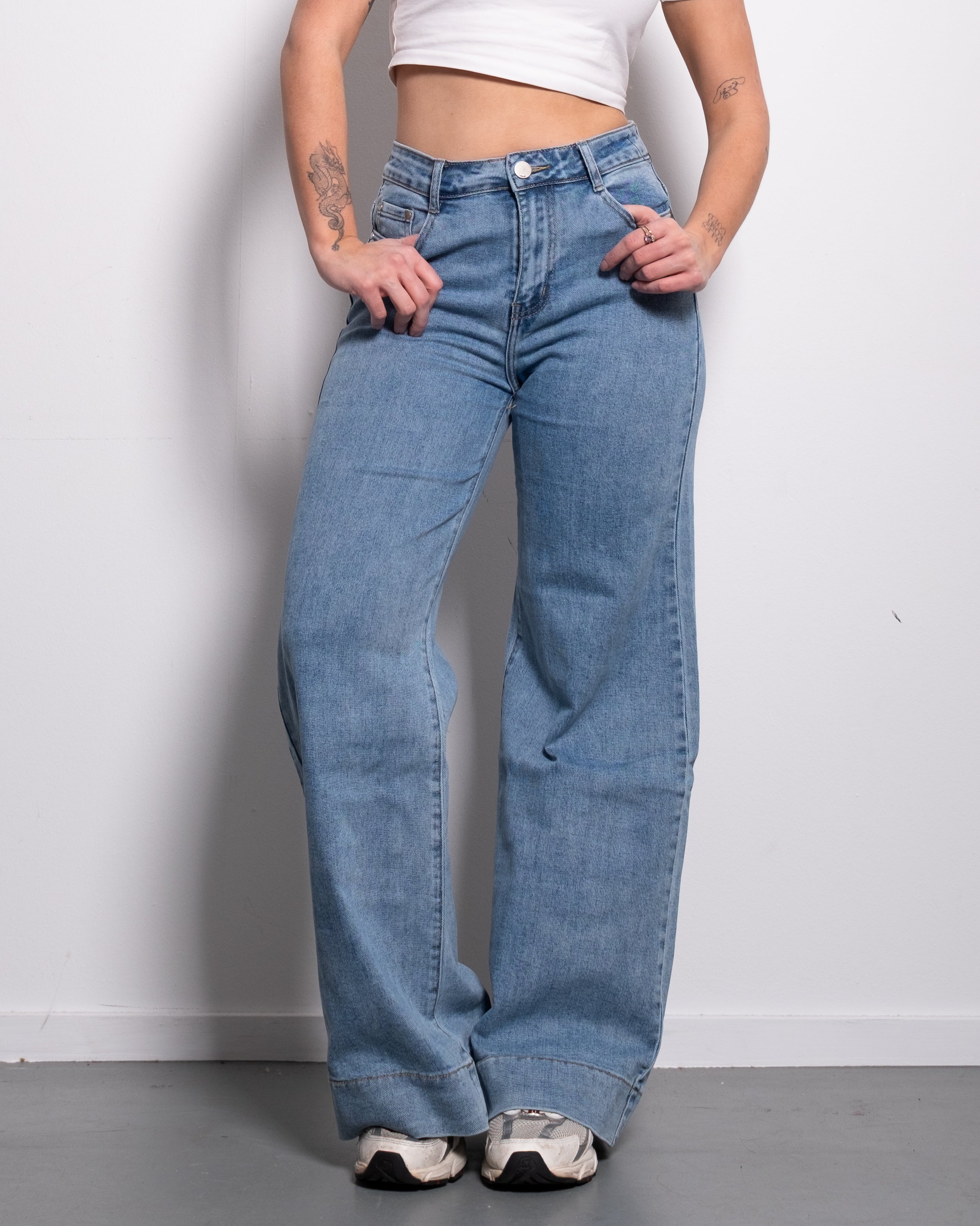 JEANS  ZACHTE, GEBORSTELDE STRUCTUUR, MEDIUM WAS, WIDE LEG JEANS  BINNENBEENLENGTE 79 CM
