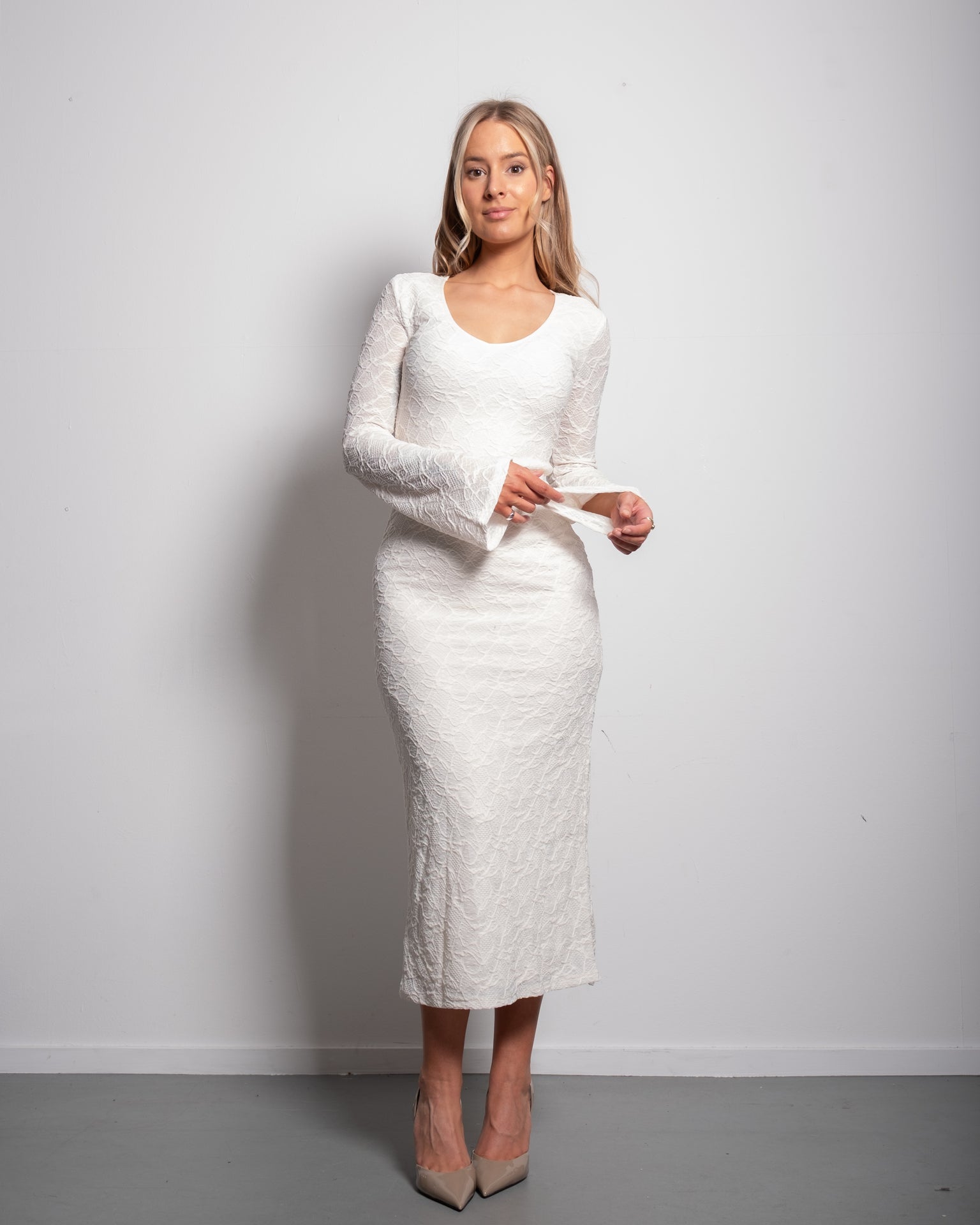 SEISHIKI STUDIO Lace Long Sleeve Midi Dress – Sculpting Fit &amp; Sheer Texture Cream
