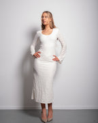 SEISHIKI STUDIO Midi-Kleid mit Spitzenbesatz und langen Ärmeln – figurbetonte Passform & transparente Textur, cremefarben