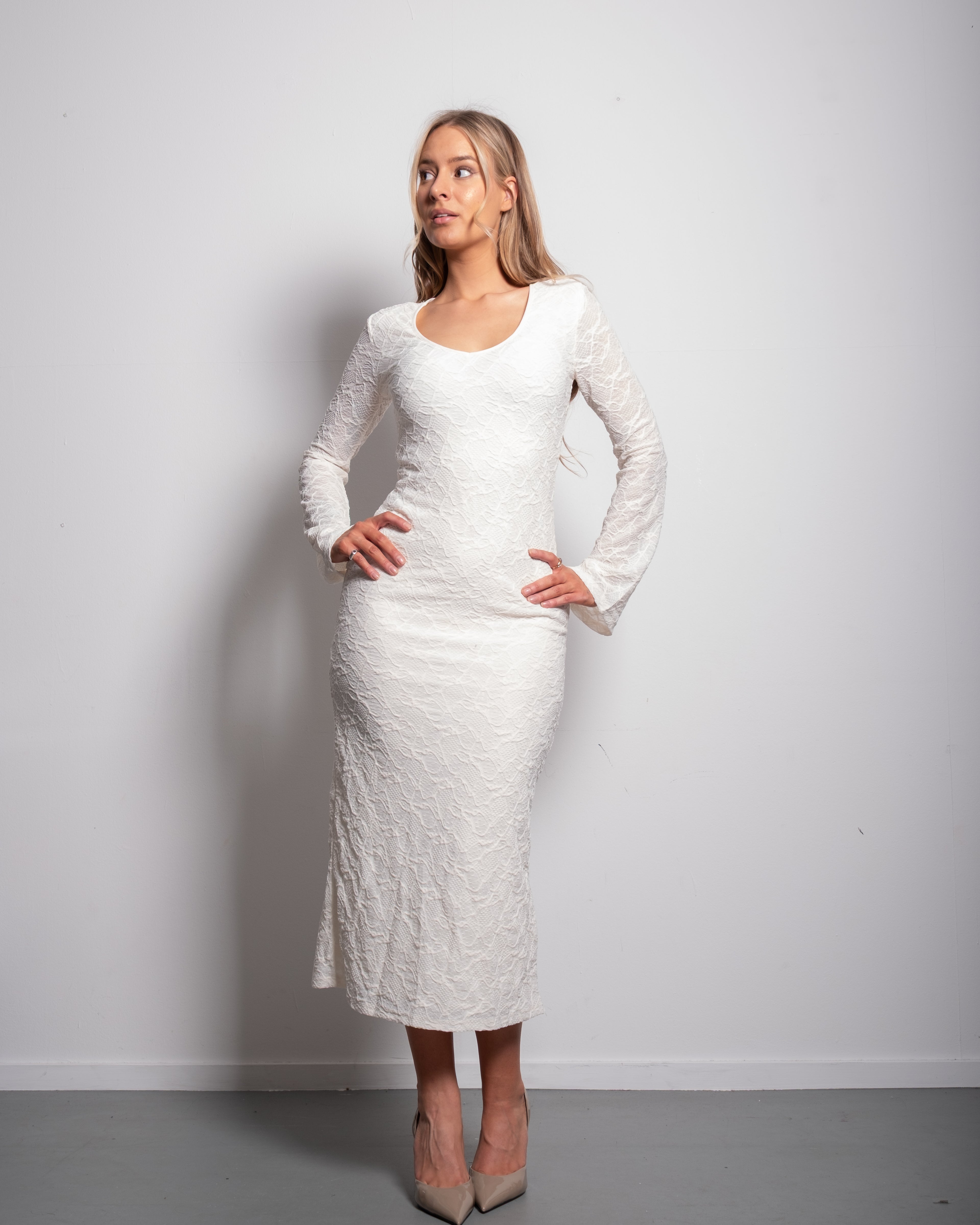 SEISHIKI STUDIO Midi-jurk met lange mouwen en kant – getailleerde pasvorm en doorschijnende textuur, crèmekleurig