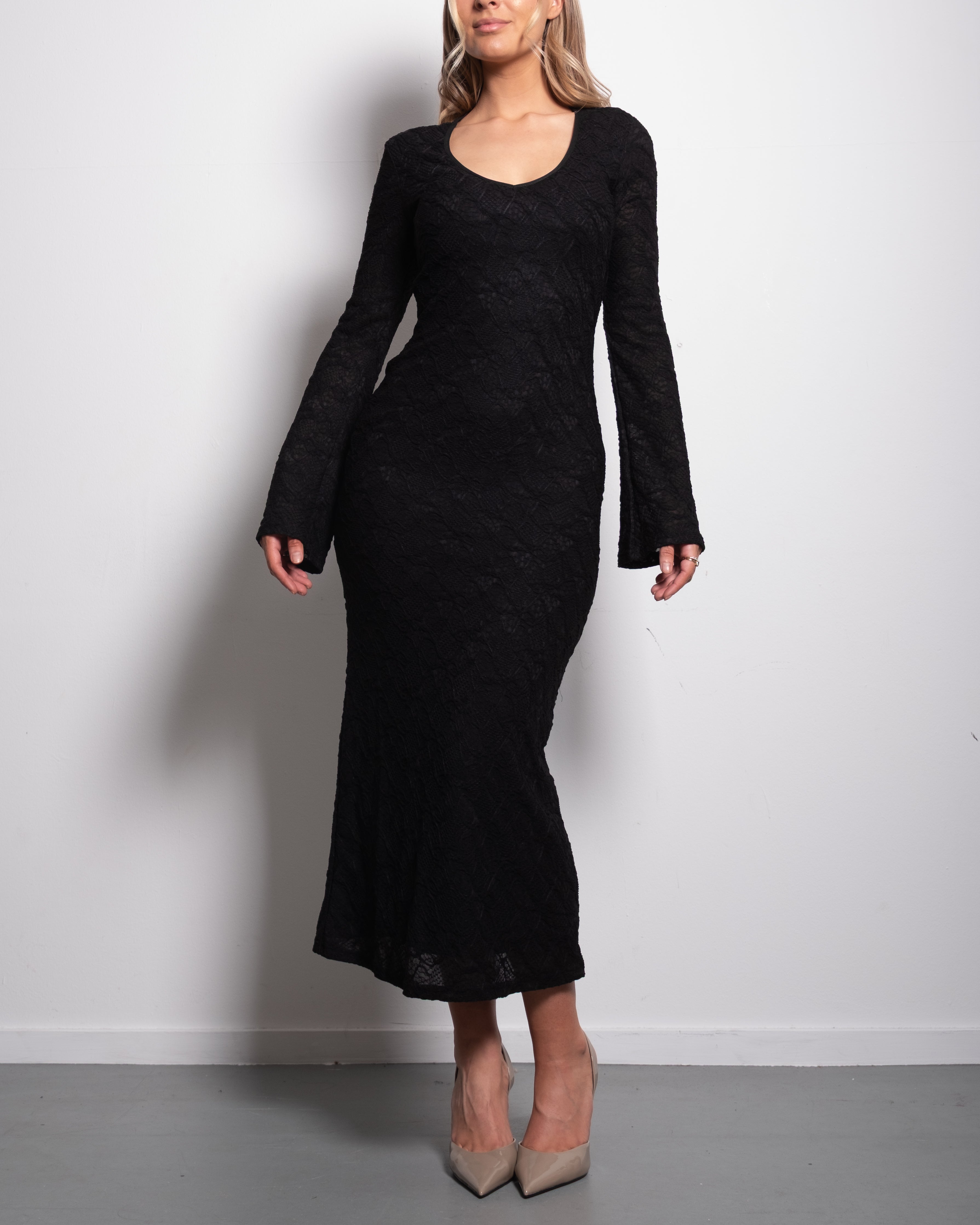 SEISHIKI STUDIO Midi-jurk met lange mouwen en kant – getailleerde pasvorm en doorschijnende stof, zwart