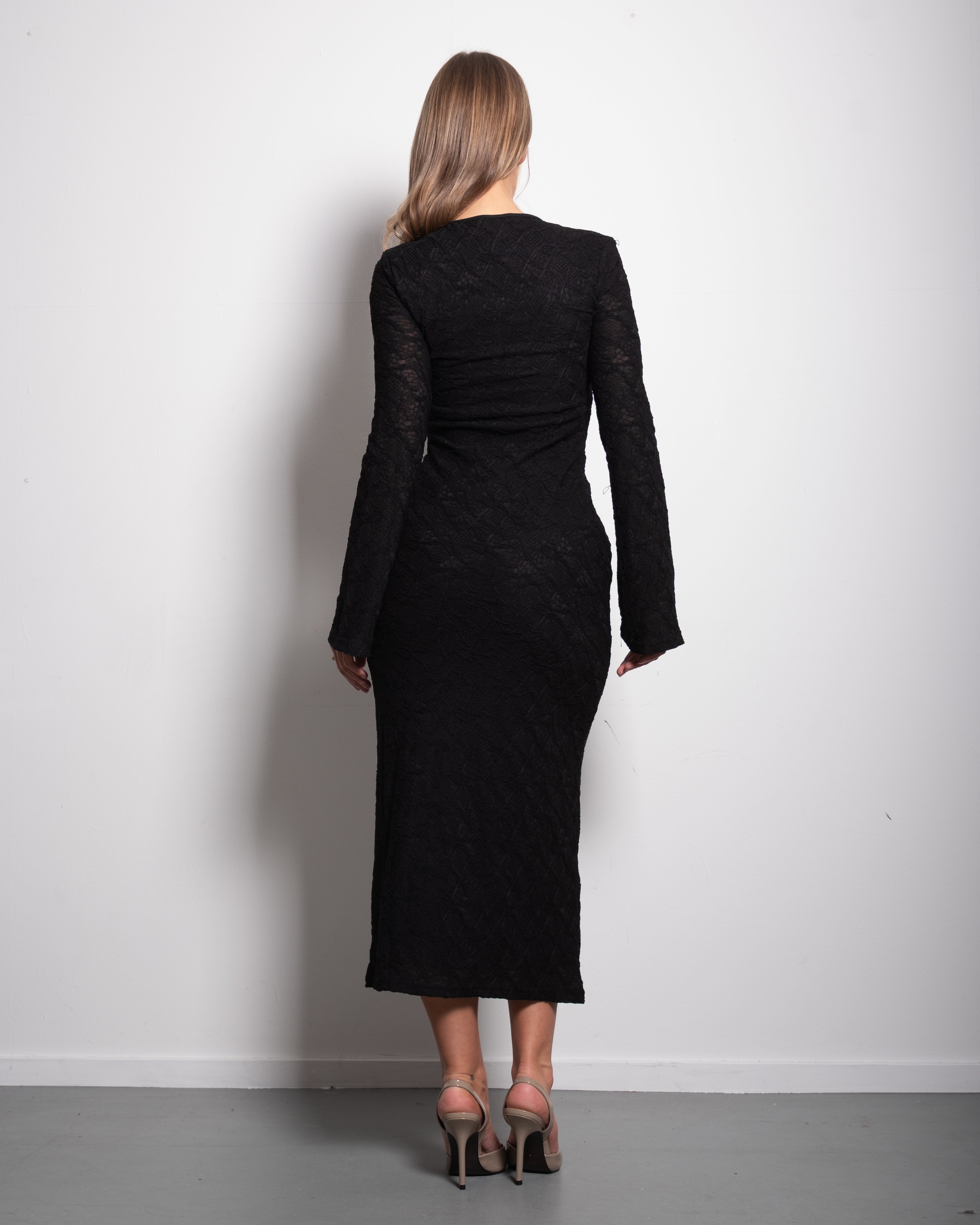 SEISHIKI STUDIO Midi-jurk met lange mouwen en kant – getailleerde pasvorm en doorschijnende stof, zwart