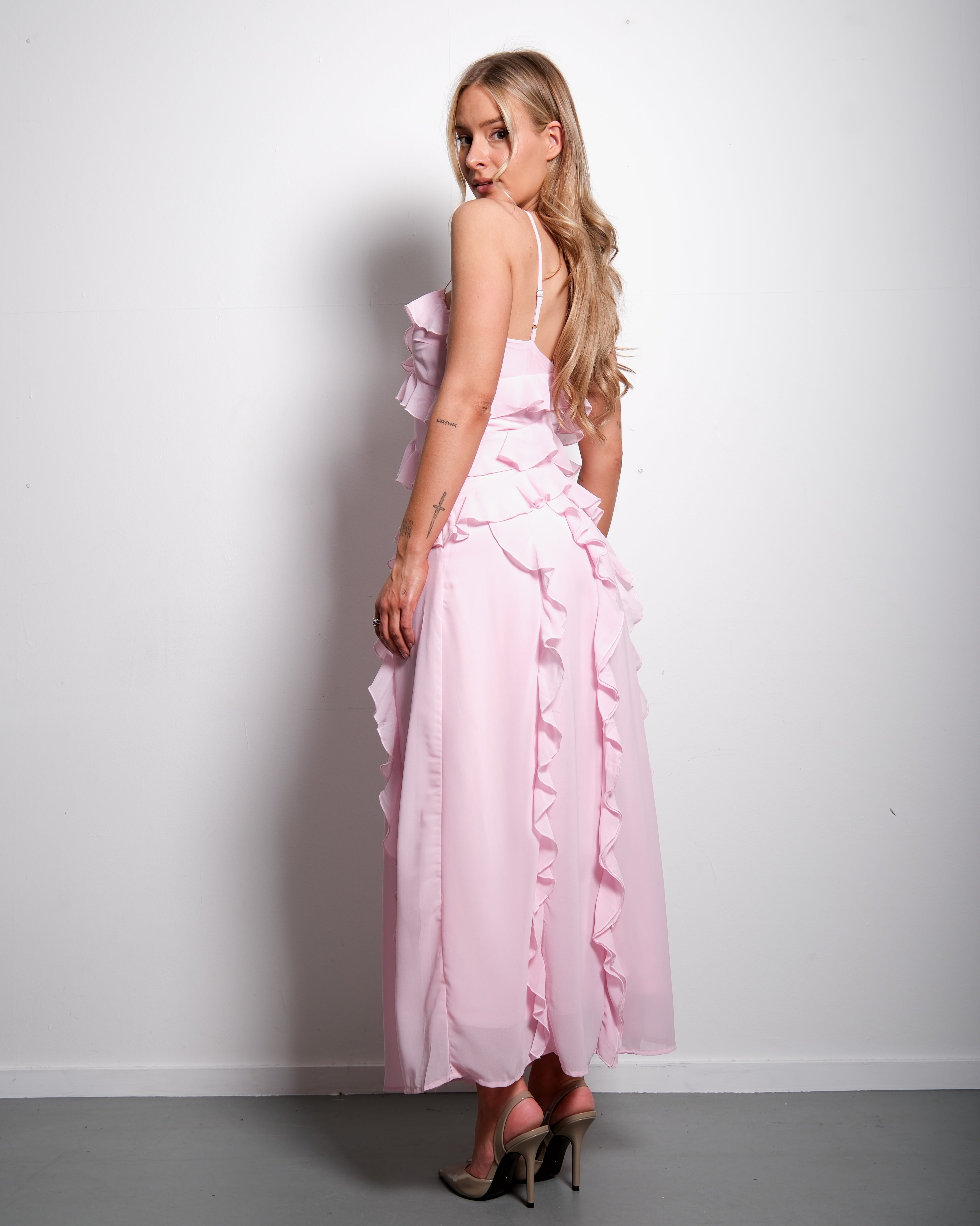 SEISHIKI STUDIO Maxi-jurk met ruches – gelaagde details en soepel vallend silhouet, roze