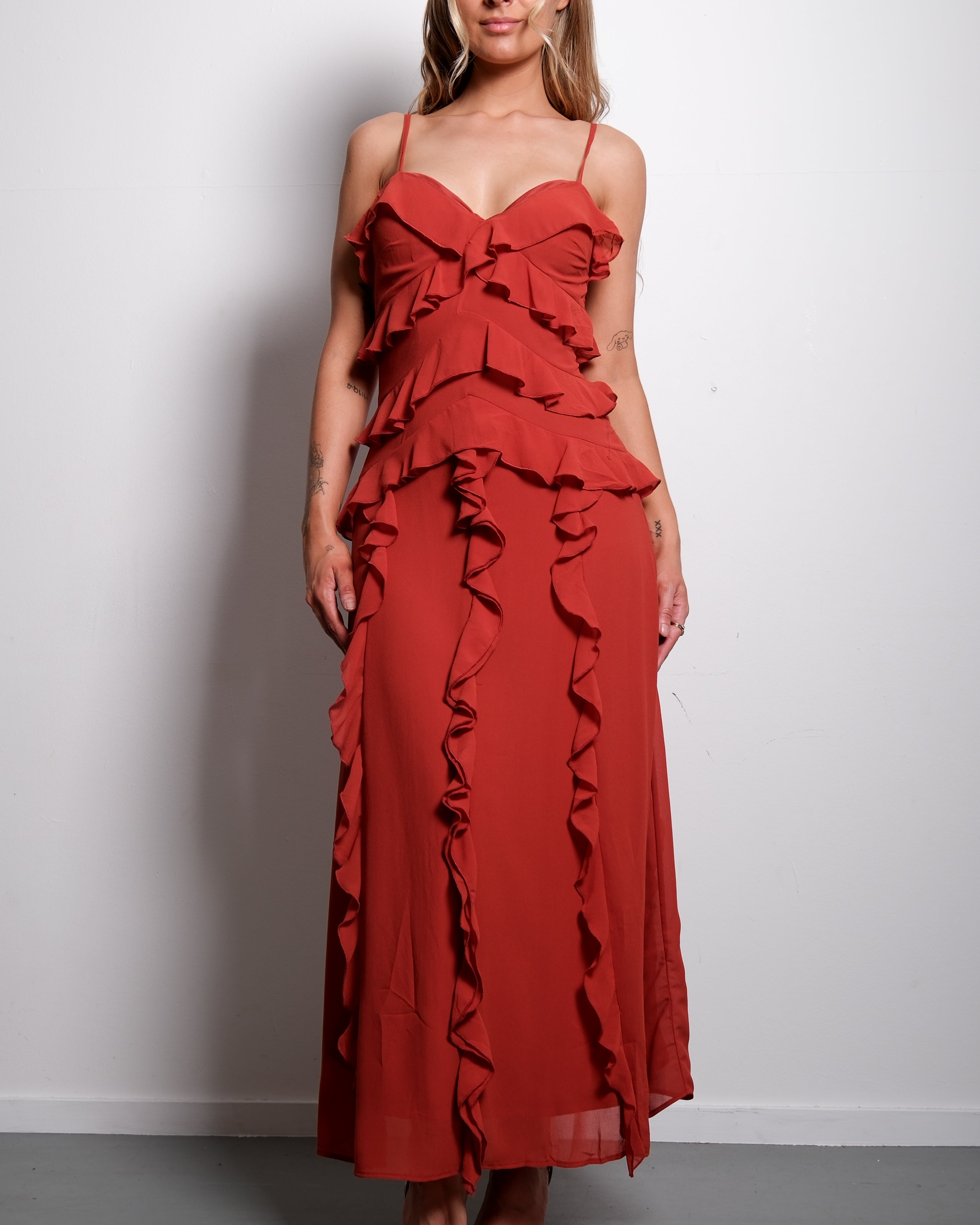 SEISHIKI STUDIO Maxi-jurk met ruches – gelaagde details en soepel vallend silhouet, roestkleur