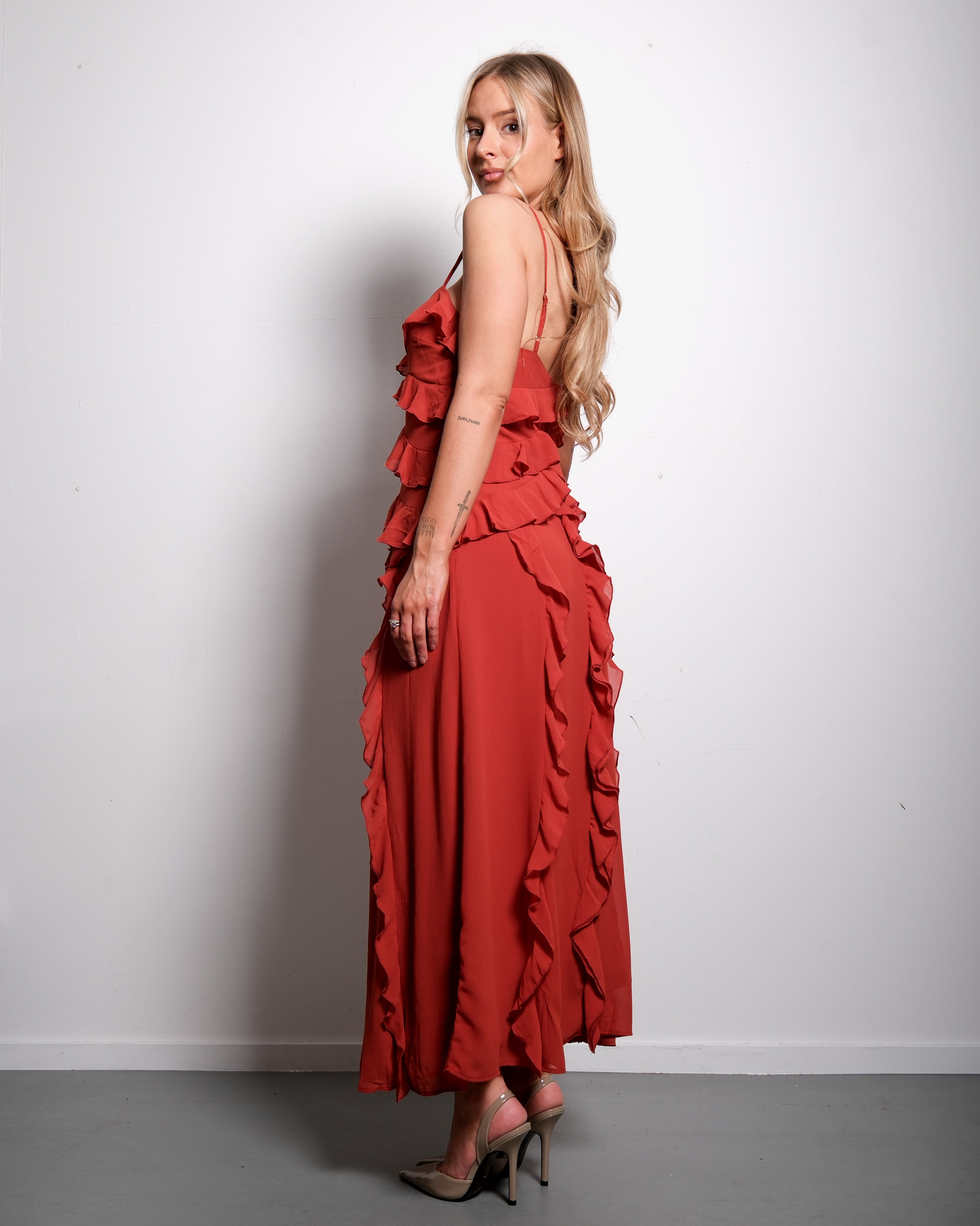 SEISHIKI STUDIO Maxi-jurk met ruches – gelaagde details en soepel vallend silhouet, roestkleur