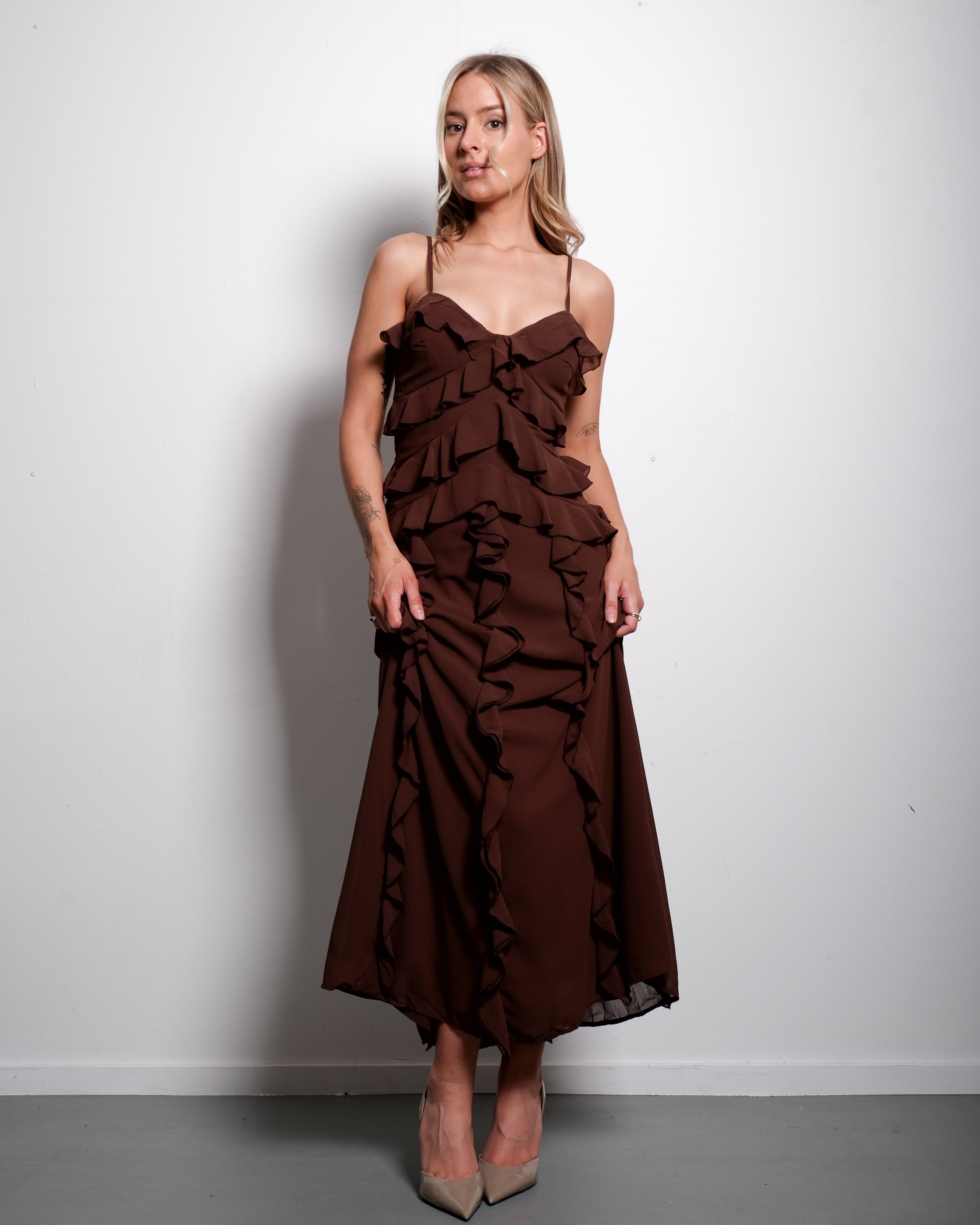 SEISHIKI STUDIO Maxi-jurk met ruches – gelaagde details en soepel vallend silhouet, bruin