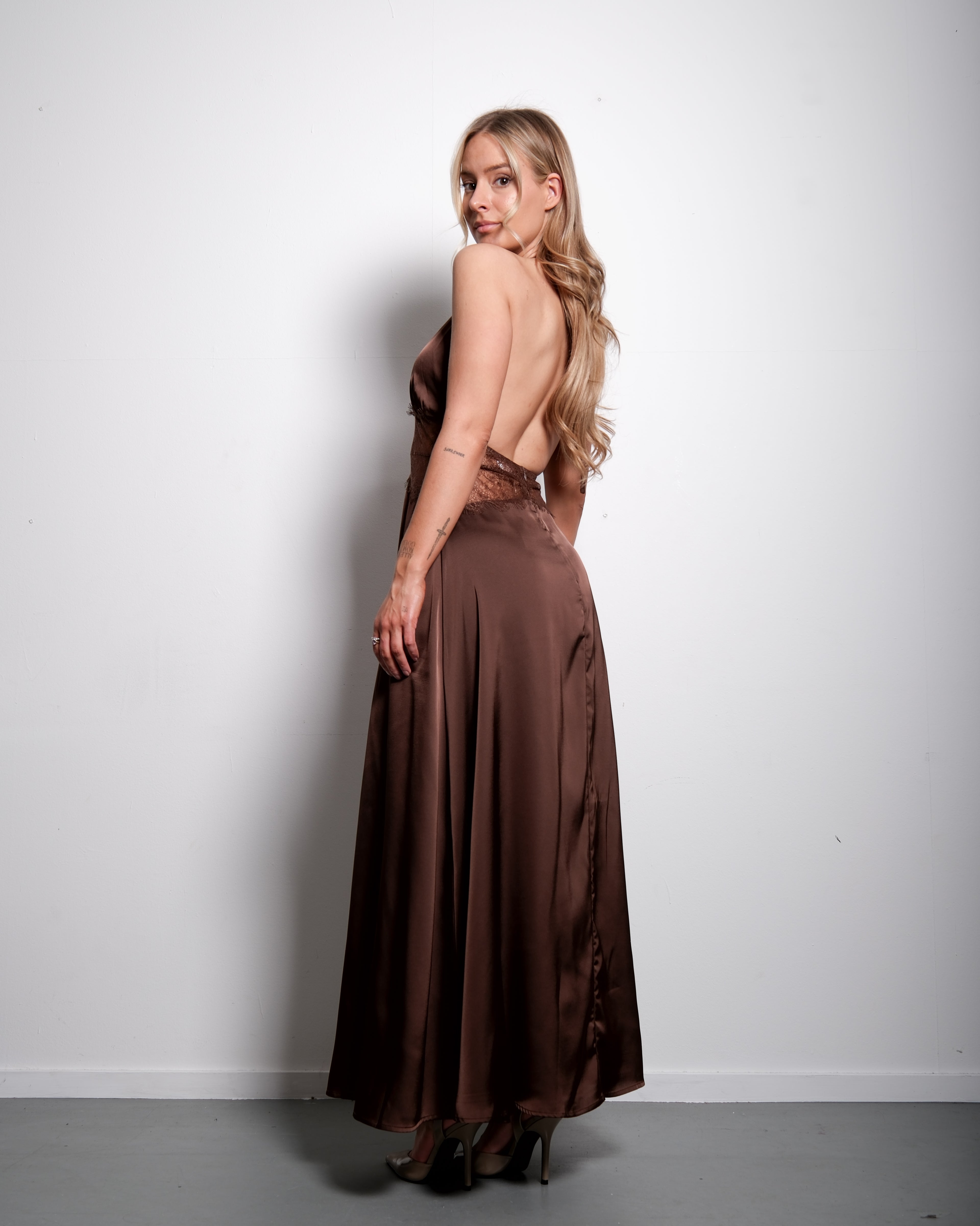 SEISHIKI STUDIO Maxi-jurk met halternek en kanten details – Open rug & satijnlook, bruin