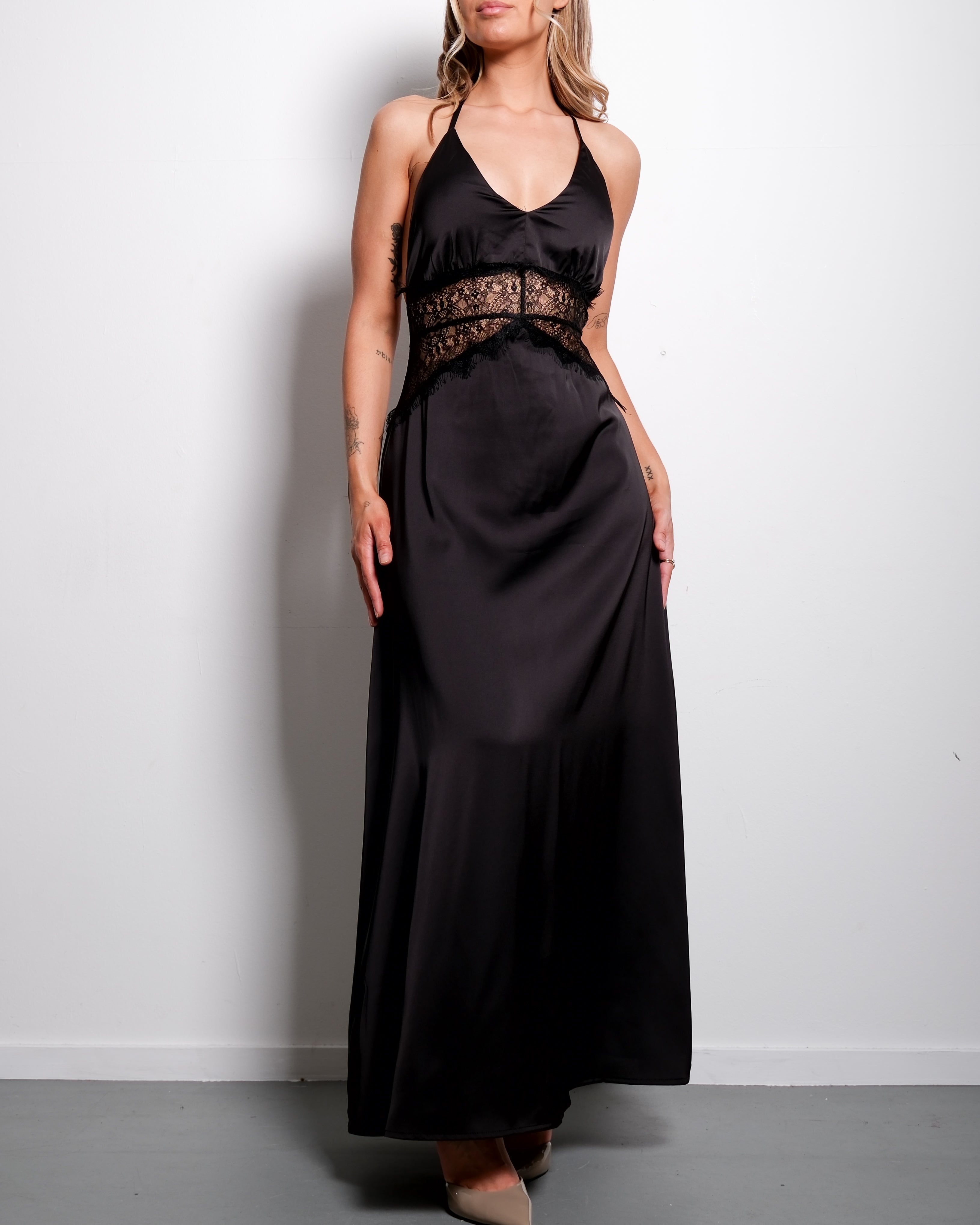 SEISHIKI STUDIO Maxi-jurk met halternek en kanten details – Open rug en satijnlook, zwart