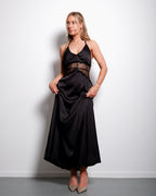 SEISHIKI STUDIO Maxikleid mit Neckholder und Spitzenverzierung – Rückenausschnitt & Satin-Optik, schwarz