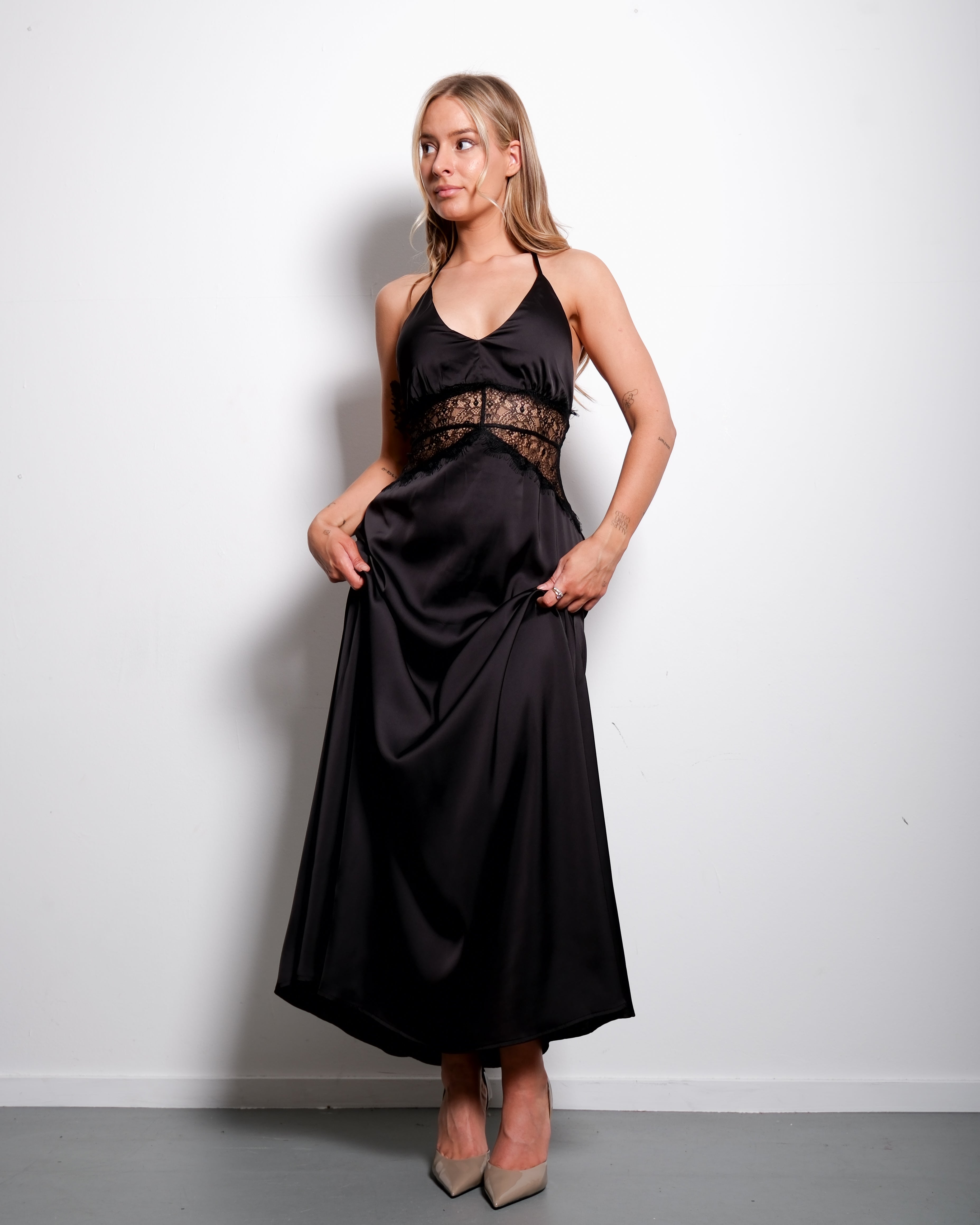 SEISHIKI STUDIO Maxi-jurk met halternek en kanten details – Open rug en satijnlook, zwart