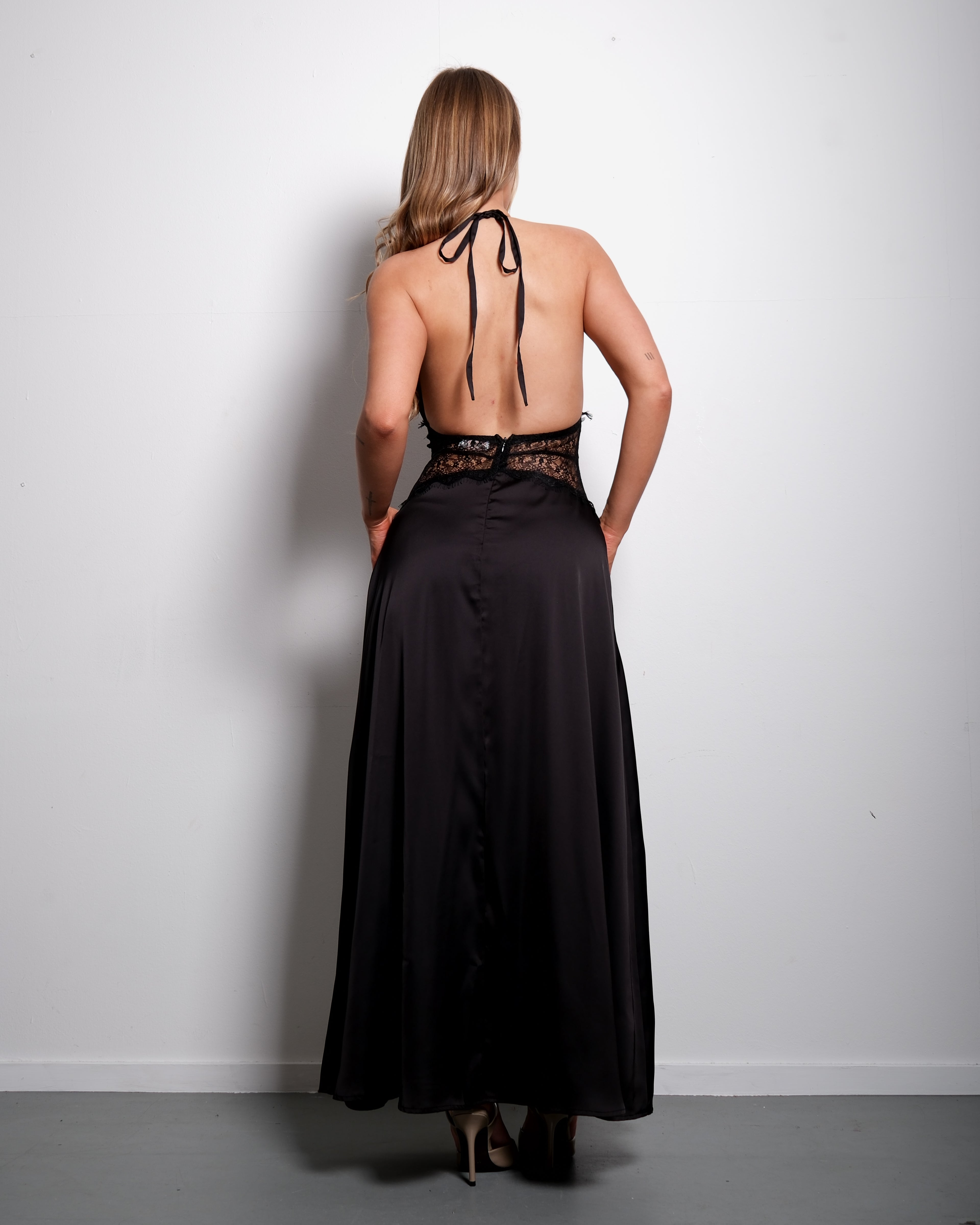 SEISHIKI STUDIO Maxi-jurk met halternek en kanten details – Open rug en satijnlook, zwart