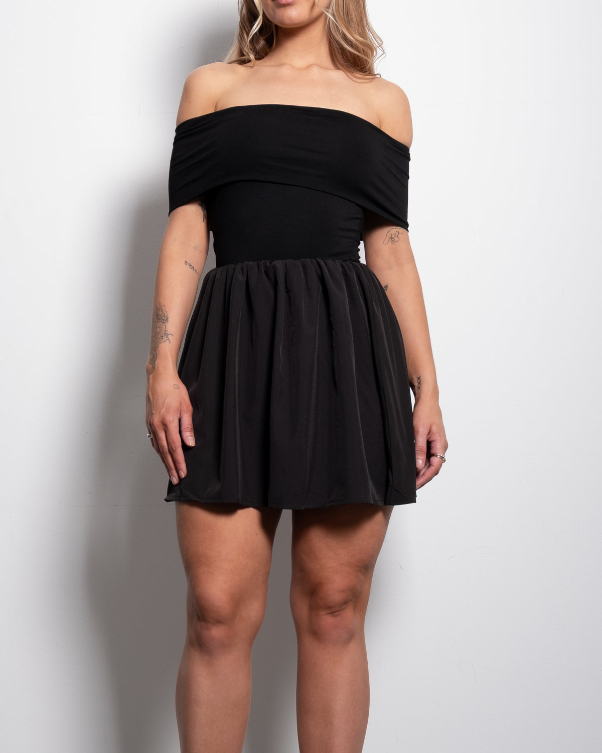 SEISHIKI STUDIO Off-Shoulder Mini Dress – Stretchy Bodice &amp; Flowy Skirt
