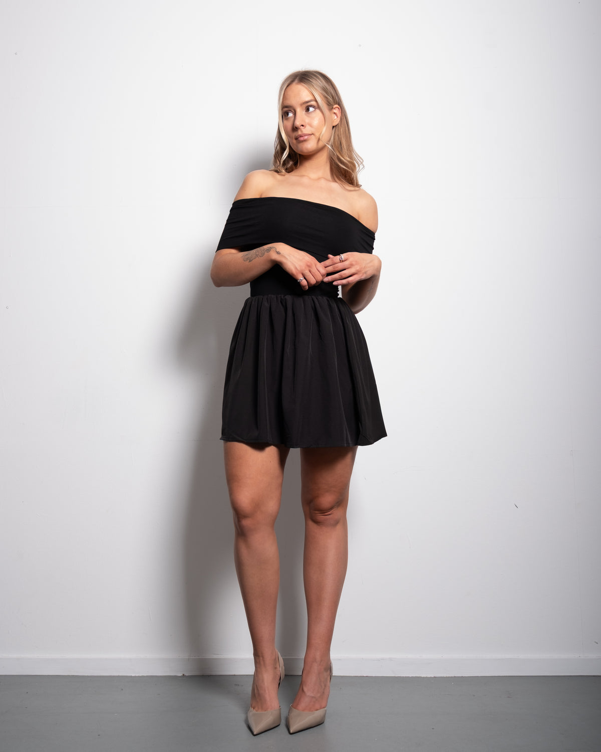 SEISHIKI STUDIO Off-Shoulder Mini Dress – Stretchy Bodice &amp; Flowy Skirt