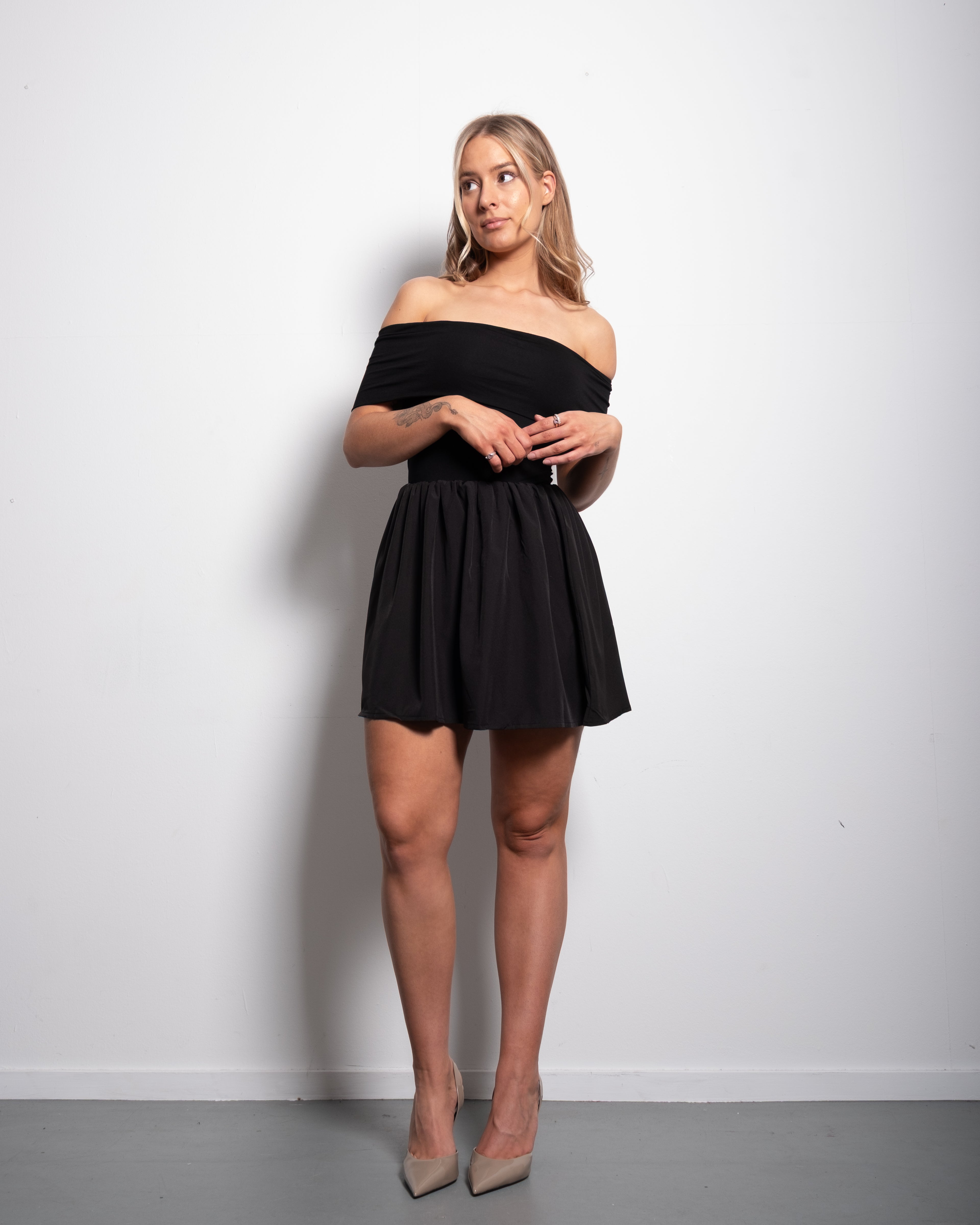 SEISHIKI STUDIO mini-jurk met blote schouders – Stretchy en zwierige rok