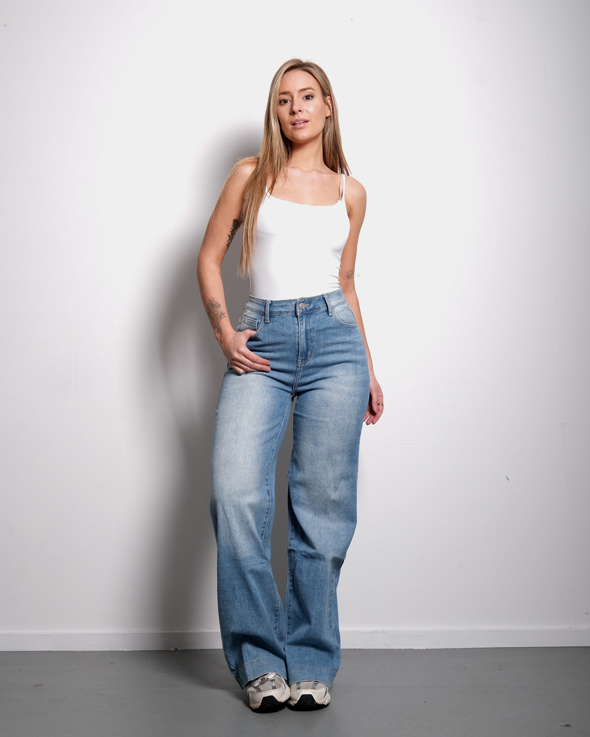 INSEAM 81CM - LIGHT STRETCH MEDIUM WASH WITH BRIGHT SPOTS WIDE LEG JEANS | SEISHIKI STUDIO
