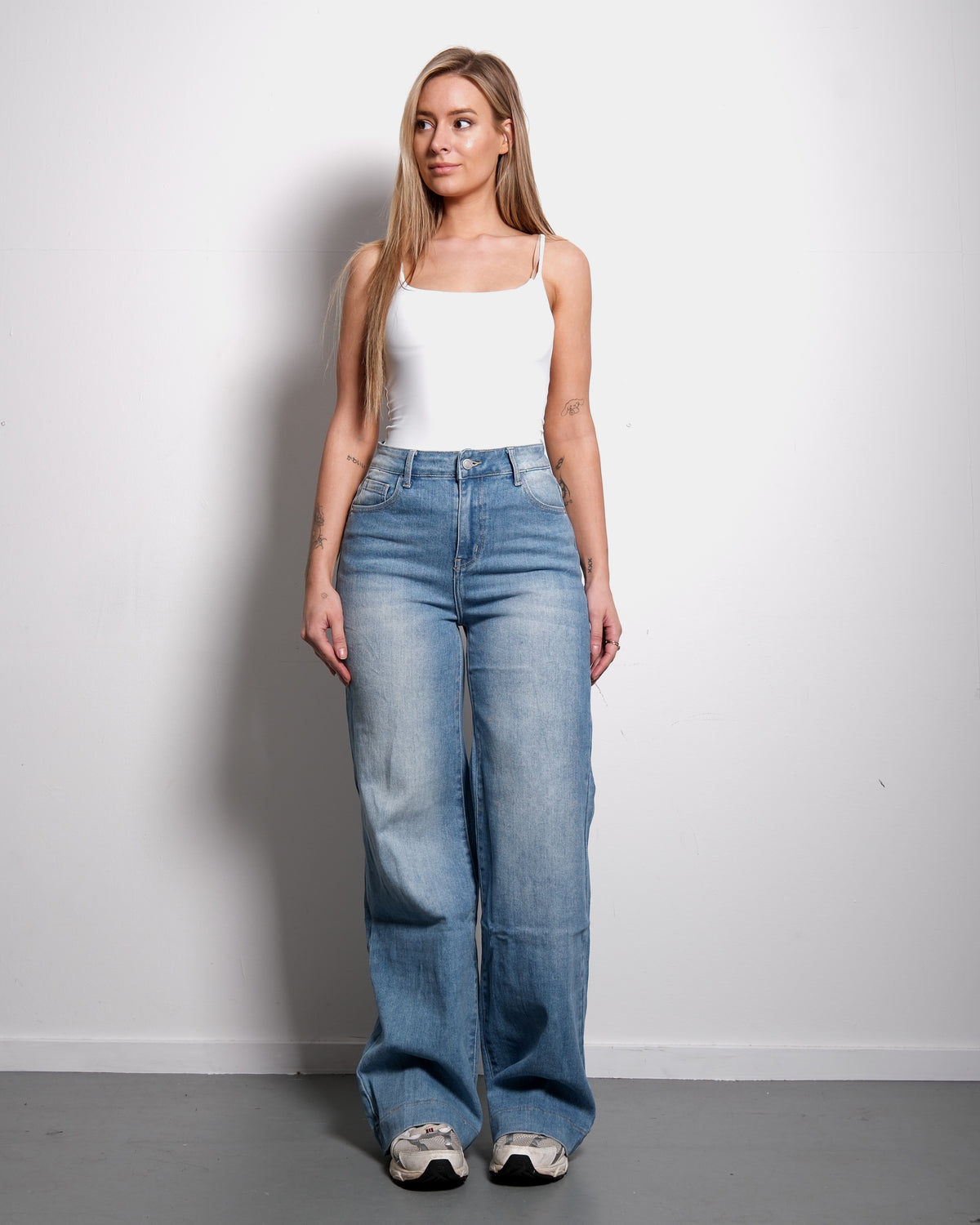 INSEAM 81CM - LIGHT STRETCH MEDIUM WASH WITH BRIGHT SPOTS WIDE LEG JEANS | SEISHIKI STUDIO