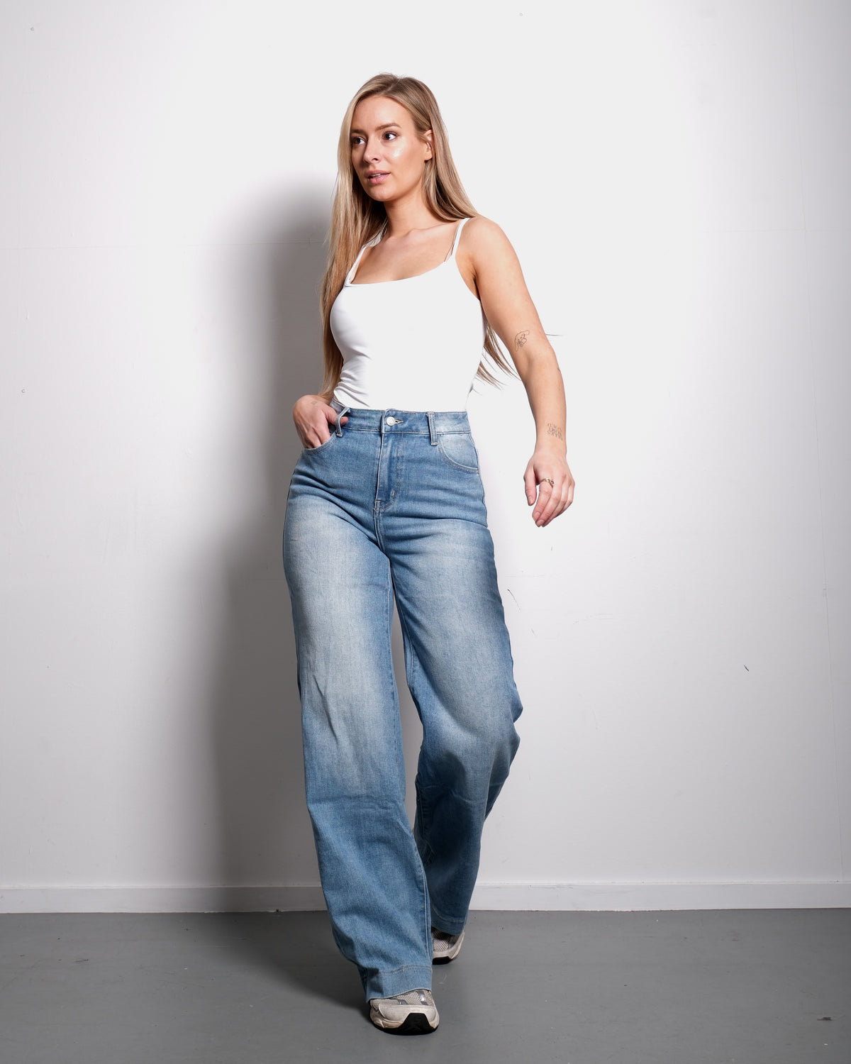 INSEAM 81CM - LIGHT STRETCH MEDIUM WASH WITH BRIGHT SPOTS WIDE LEG JEANS | SEISHIKI STUDIO