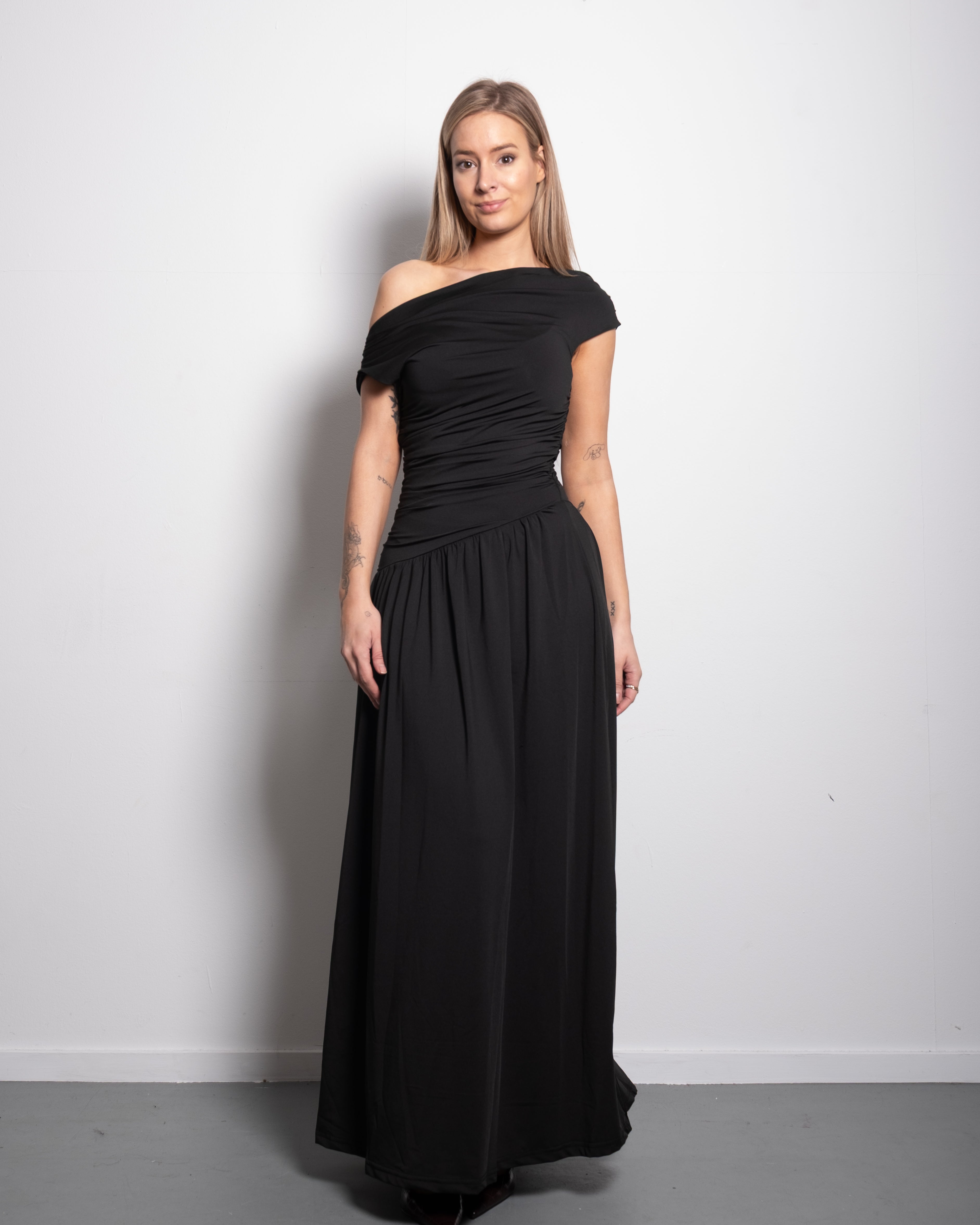 Off-Shoulder Stretch Maxi Dress Black – SEISHIKI STUDIO