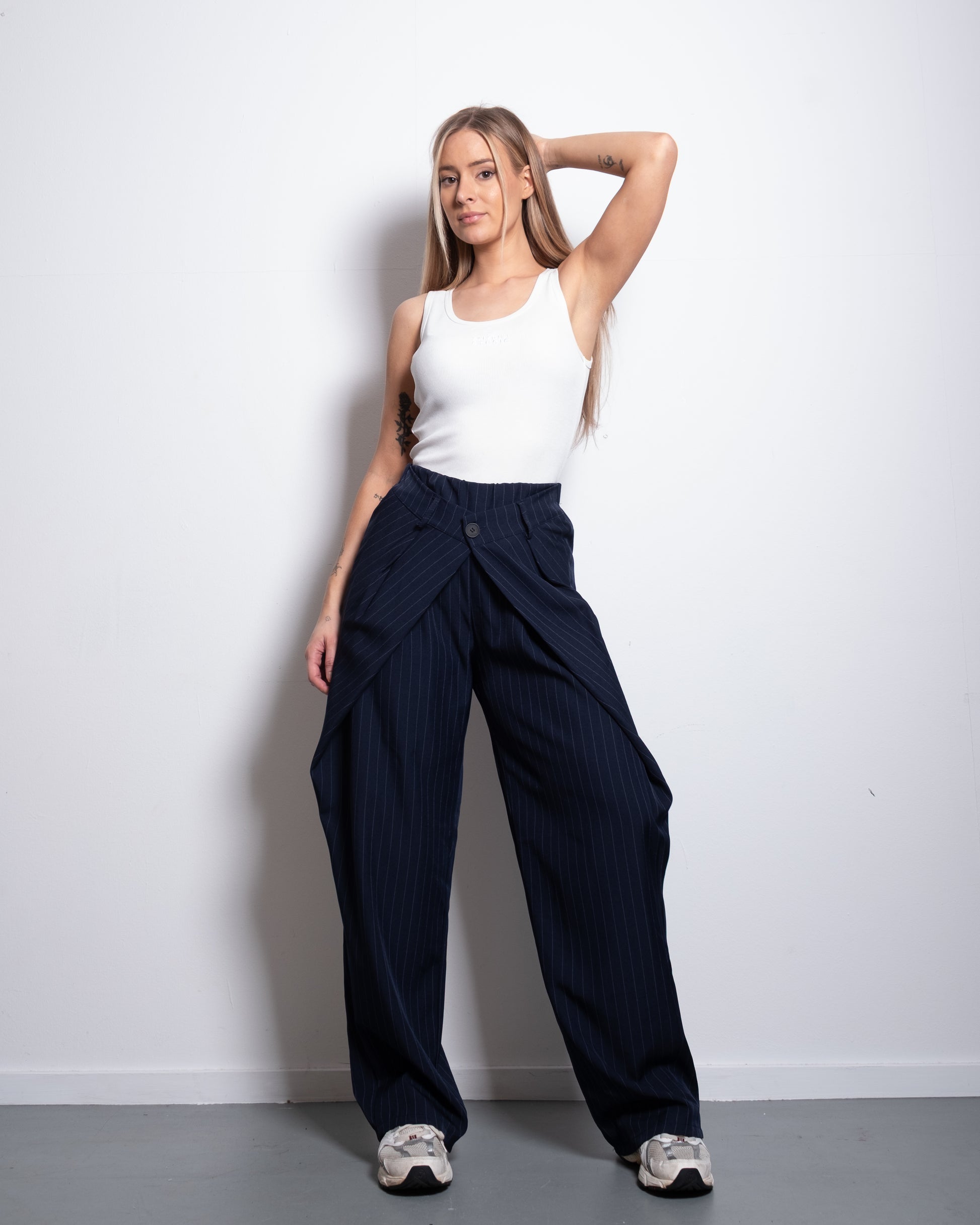SEISHIKI STUDIO stretchy back pleated front button striped pants dark blue