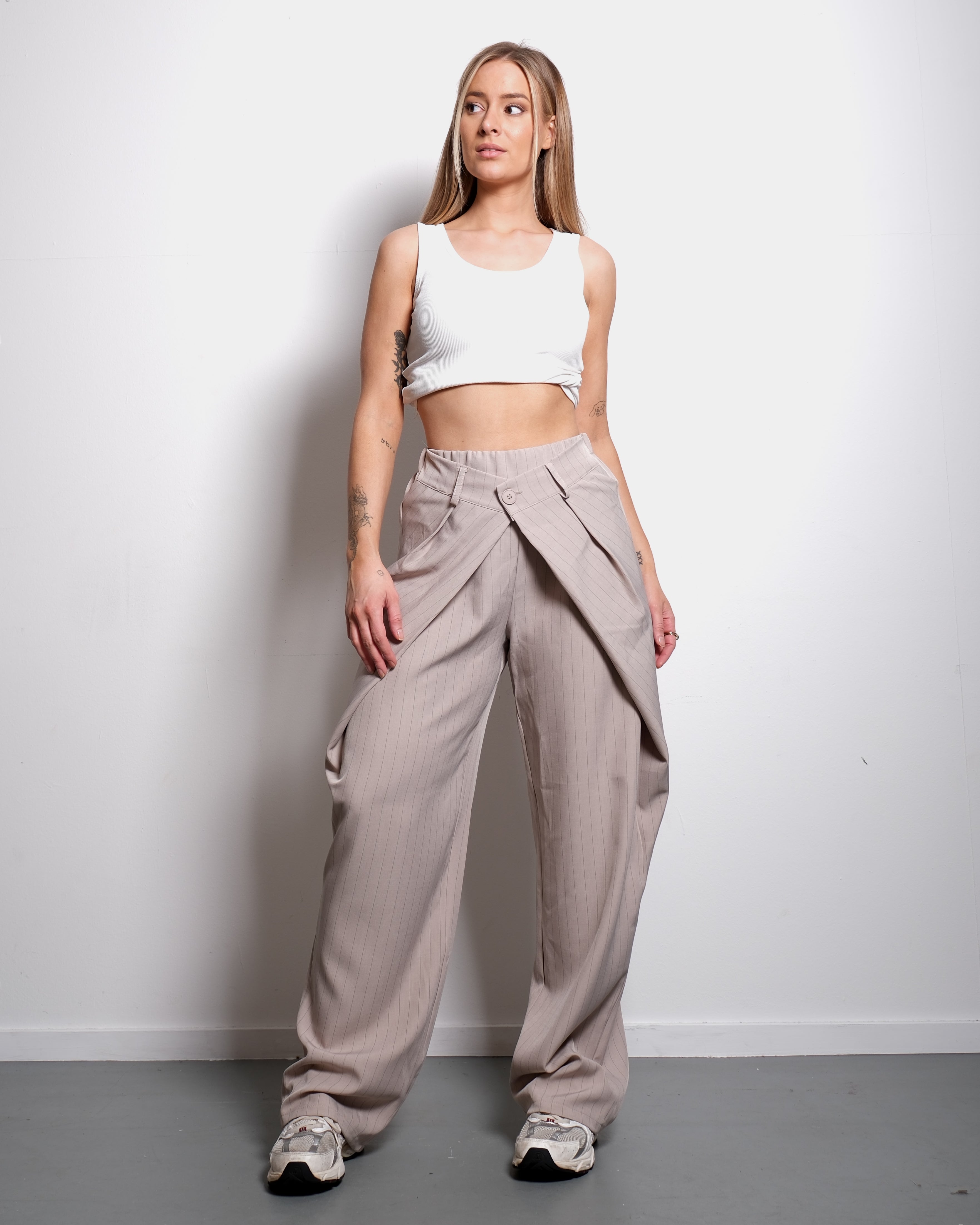 SEISHIKI STUDIO back pleated front button striped pants beige