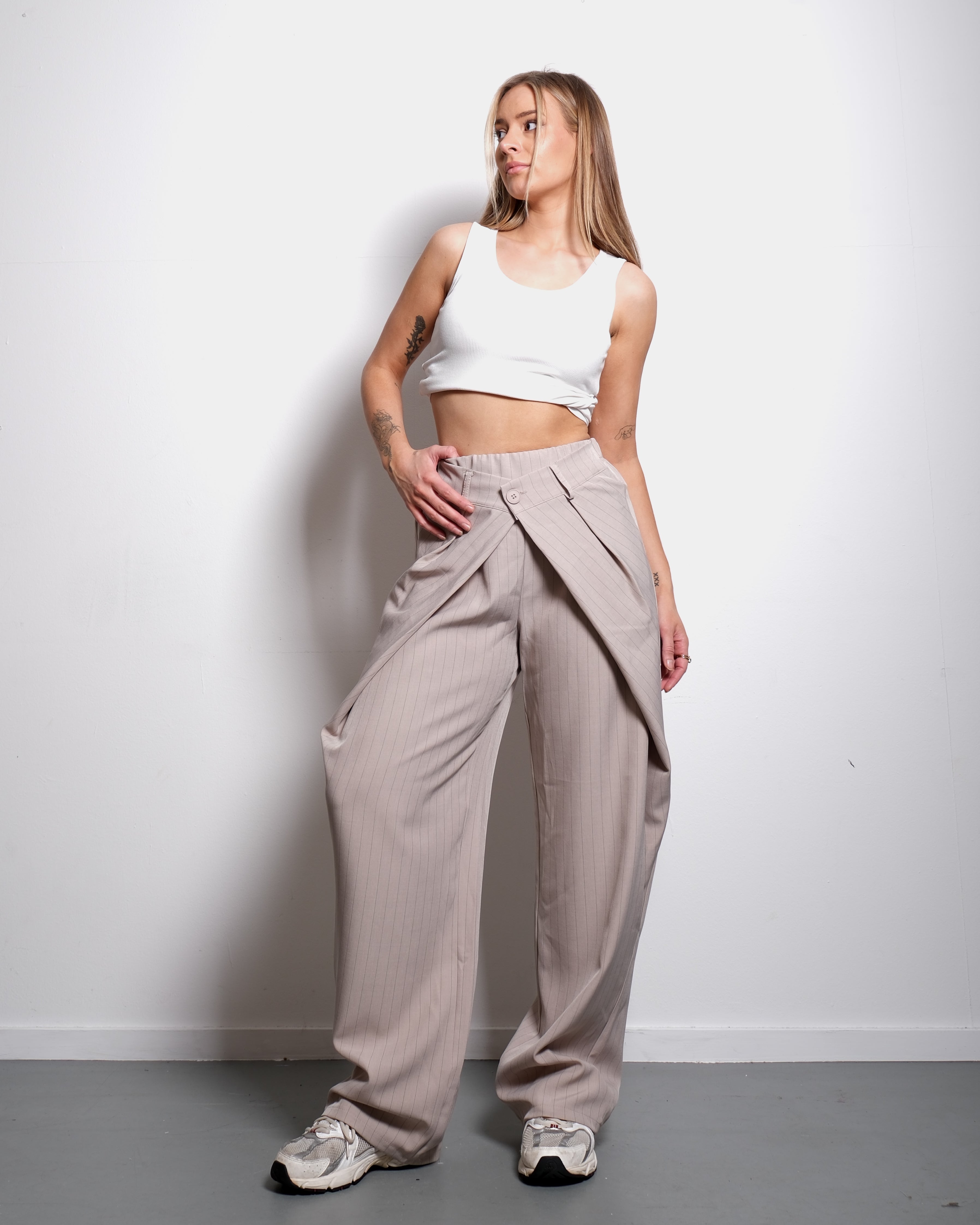 SEISHIKI STUDIO back pleated front button striped pants beige