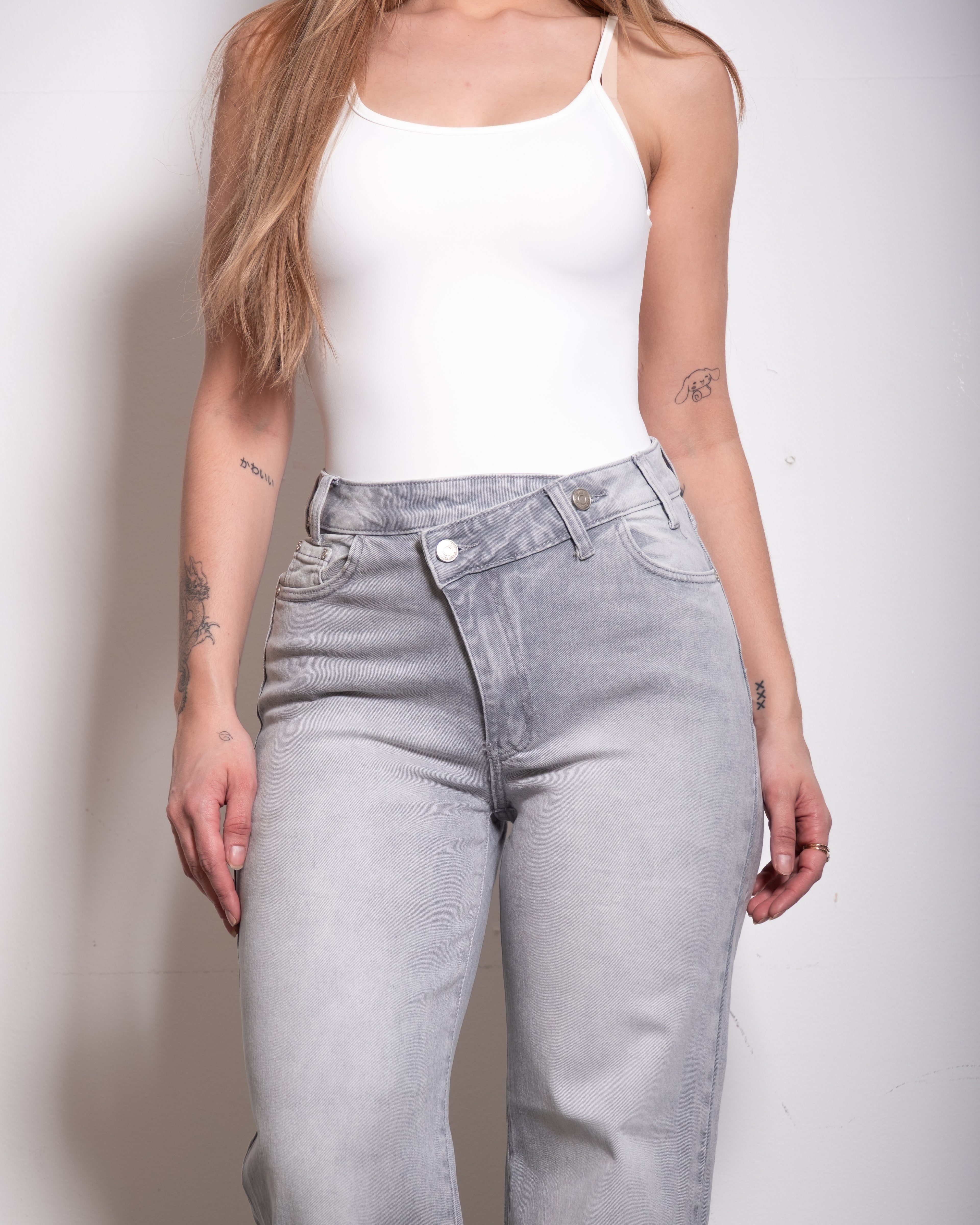 GREY WIDE LEG JEANS WITH SLANTED BUTTON - INSEAM 76CM