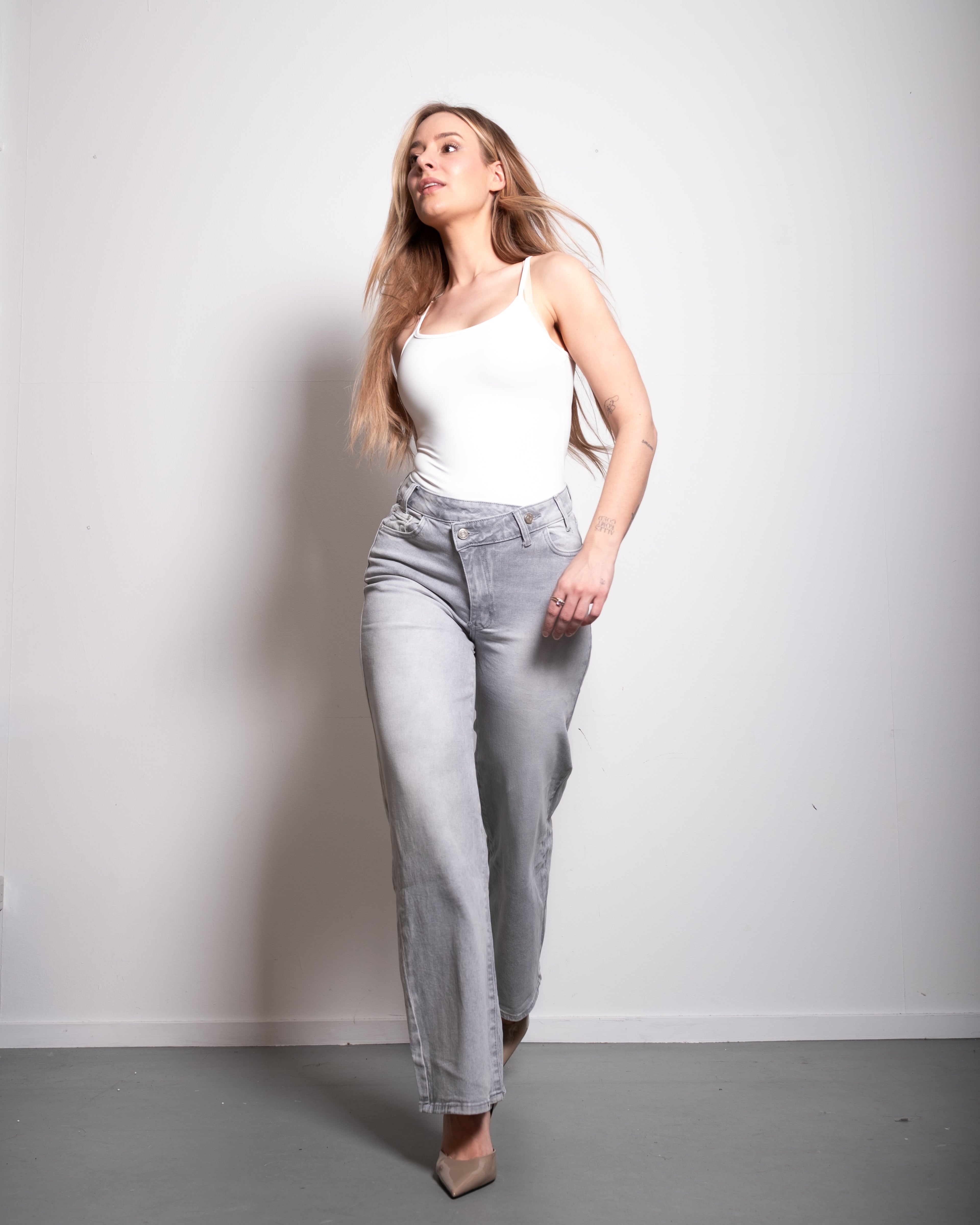 GREY WIDE LEG JEANS WITH SLANTED BUTTON - INSEAM 76CM