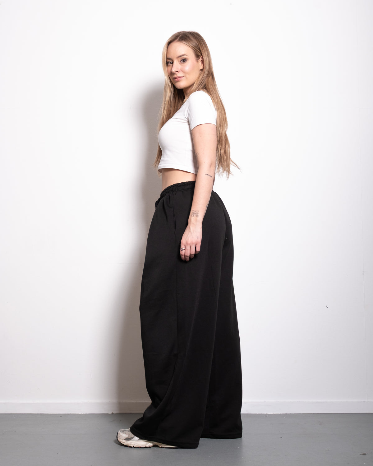 ULTRA STRETCH SEISHIKI STUDIO Relaxed Barrel Sweatpants BLACK | SEISHIKI STUDIO