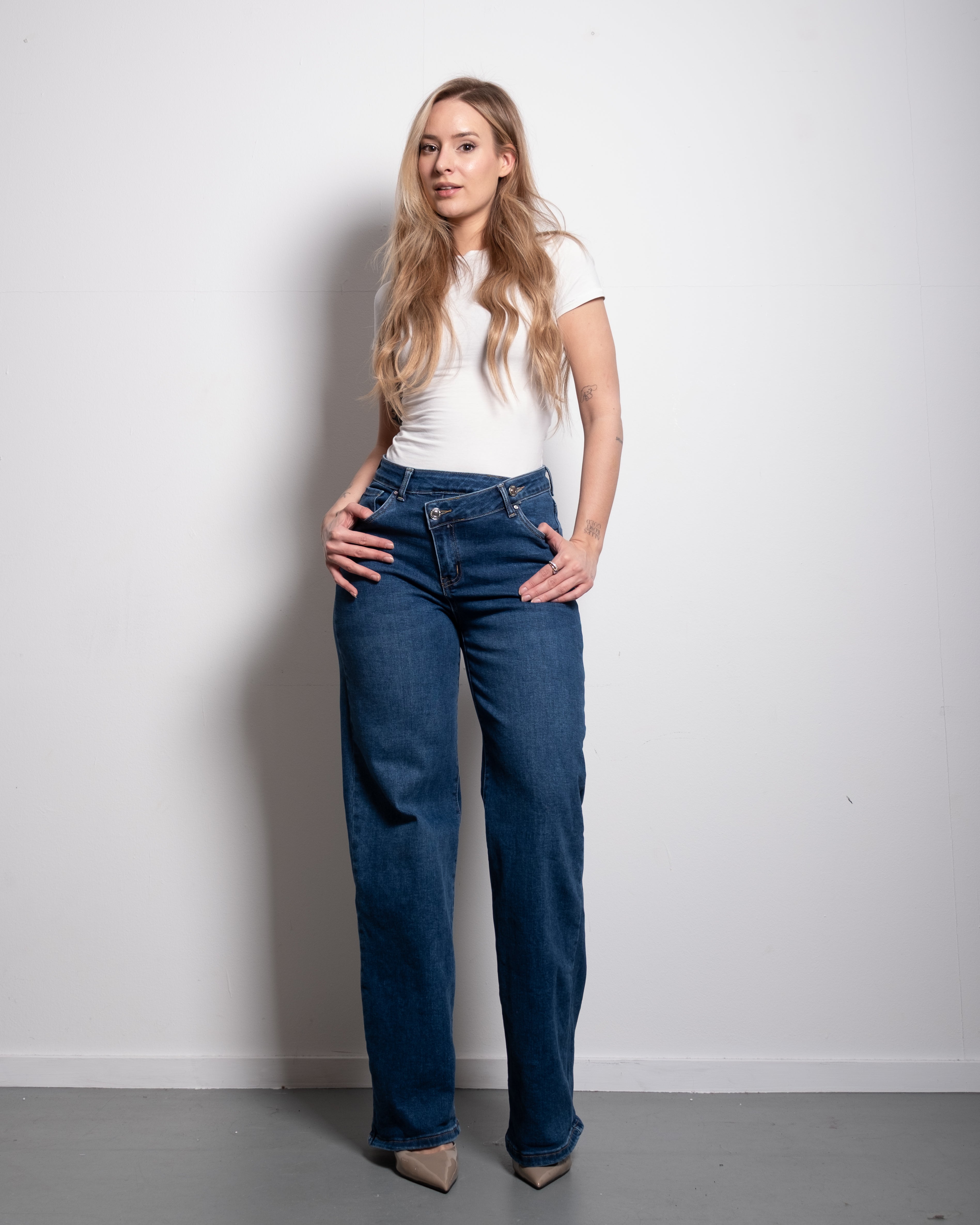 DARK BLUE WIDE LEG JEANS WITH SLANTED BUTTON - INSEAM 81CM