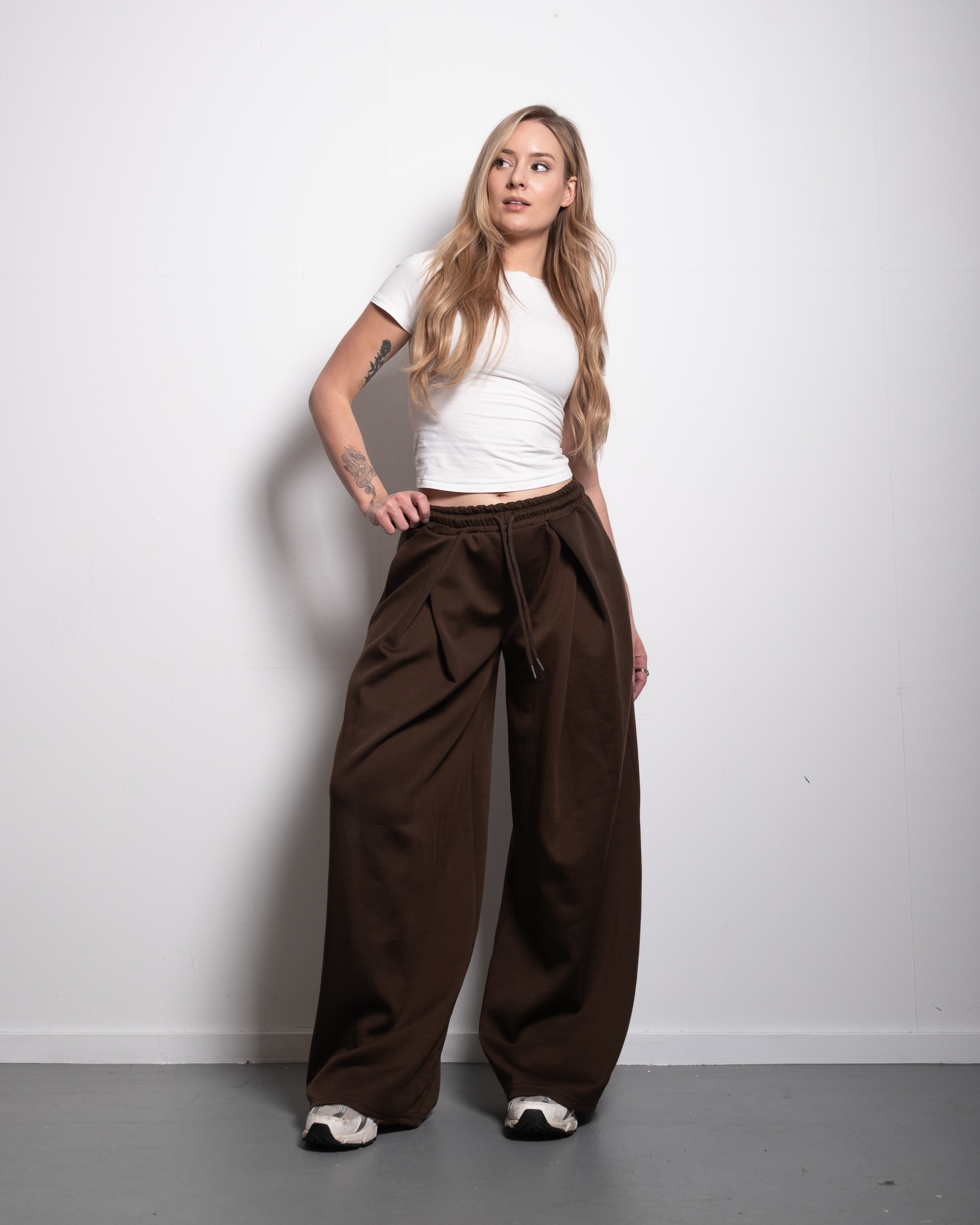 SEISHIKI STUDIO Relaxed Barrel Sweatpants BROWN