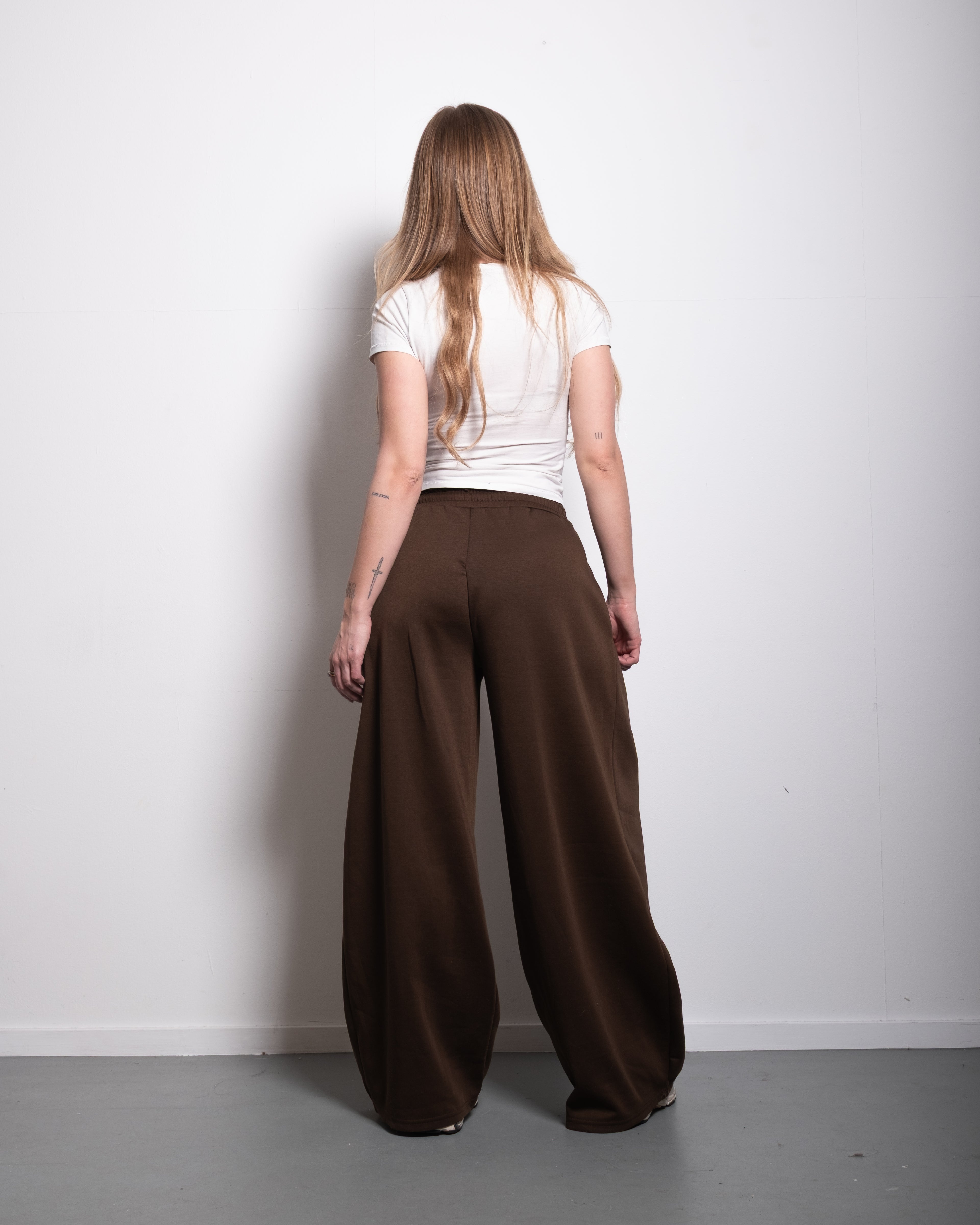 SEISHIKI STUDIO Relaxed Barrel Sweatpants BROWN