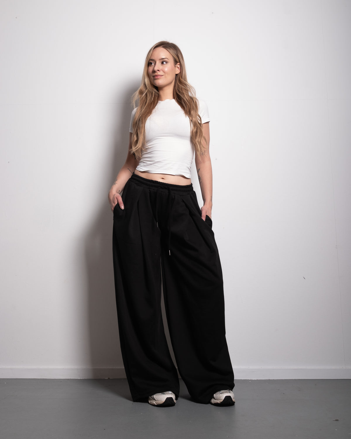 ULTRA STRETCH SEISHIKI STUDIO Relaxed Barrel Sweatpants BLACK | SEISHIKI STUDIO
