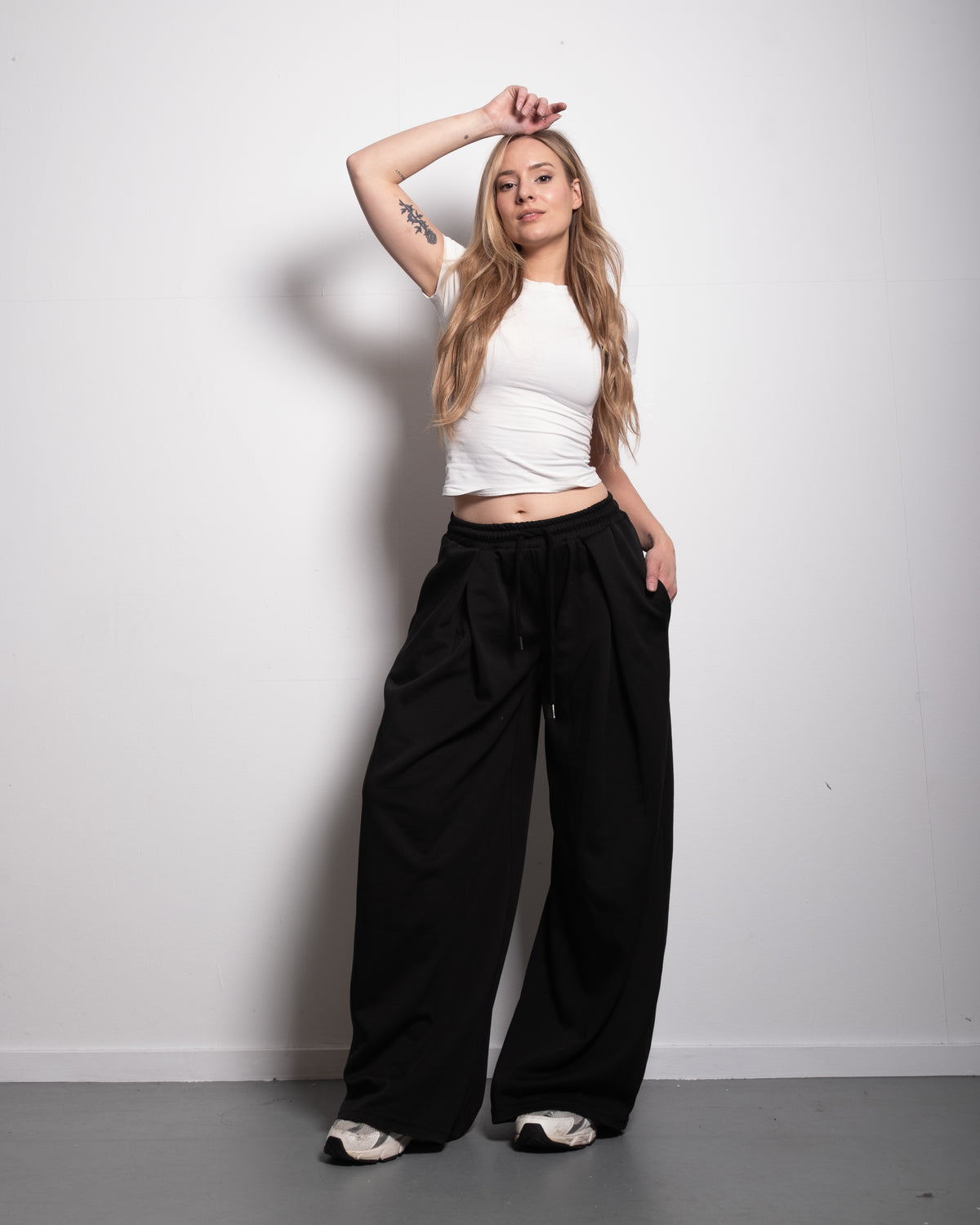 ULTRA STRETCH SEISHIKI STUDIO Relaxed Barrel Sweatpants BLACK | SEISHIKI STUDIO