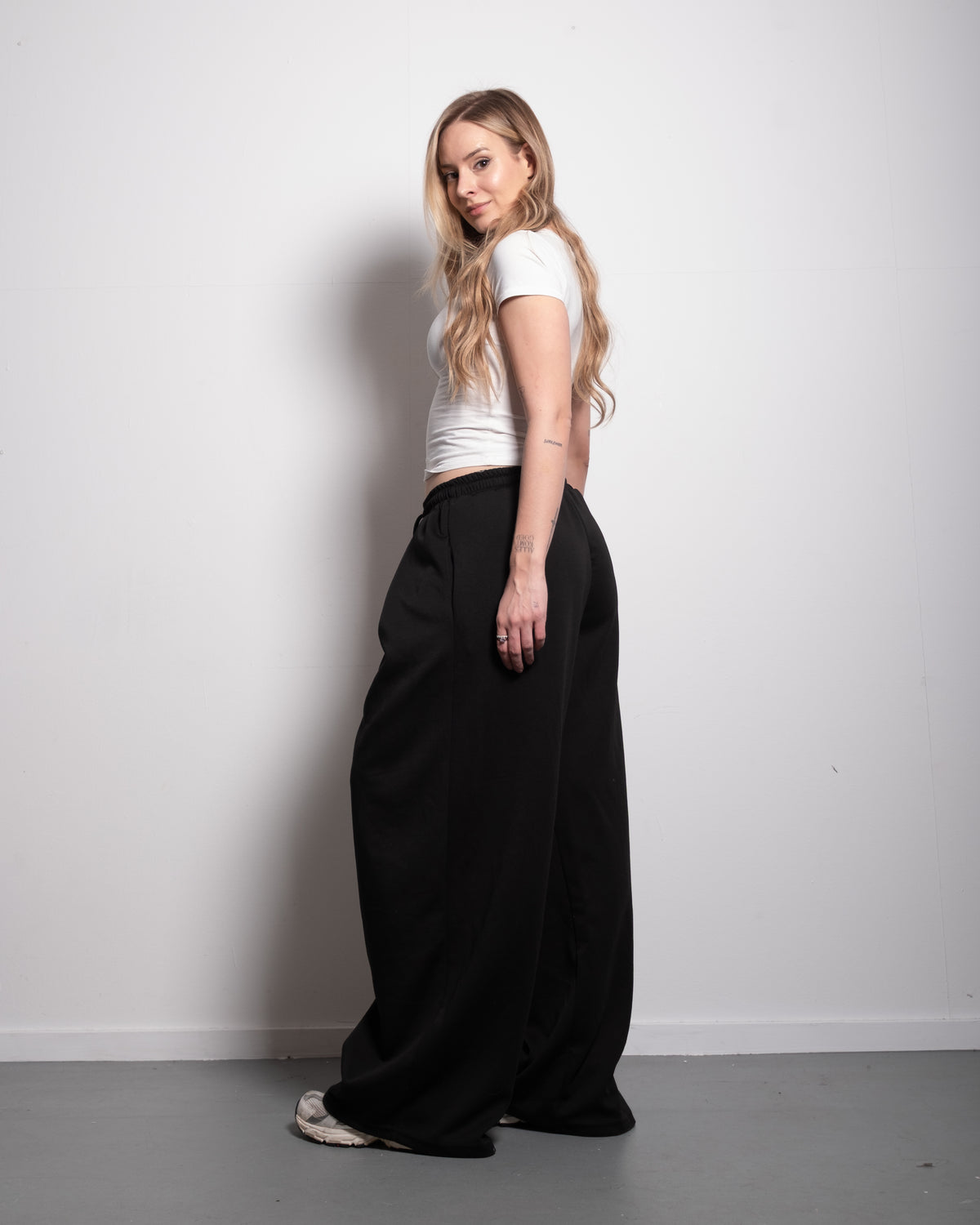 ULTRA STRETCH SEISHIKI STUDIO Relaxed Barrel Sweatpants BLACK | SEISHIKI STUDIO