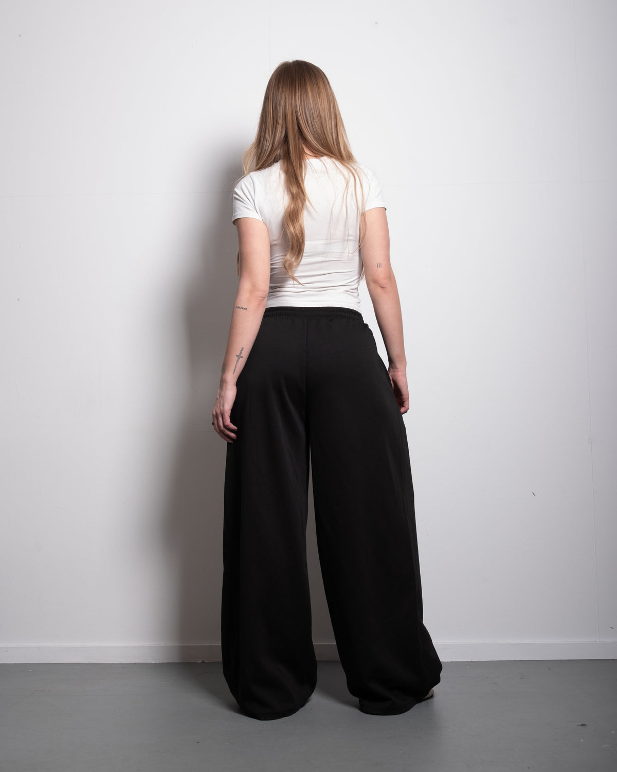 ULTRA STRETCH SEISHIKI STUDIO Relaxed Barrel Sweatpants BLACK | SEISHIKI STUDIO