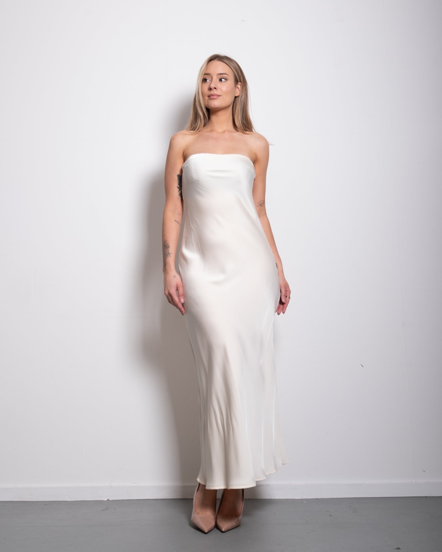 strapless silky dress white | SEISHIKI STUDIO