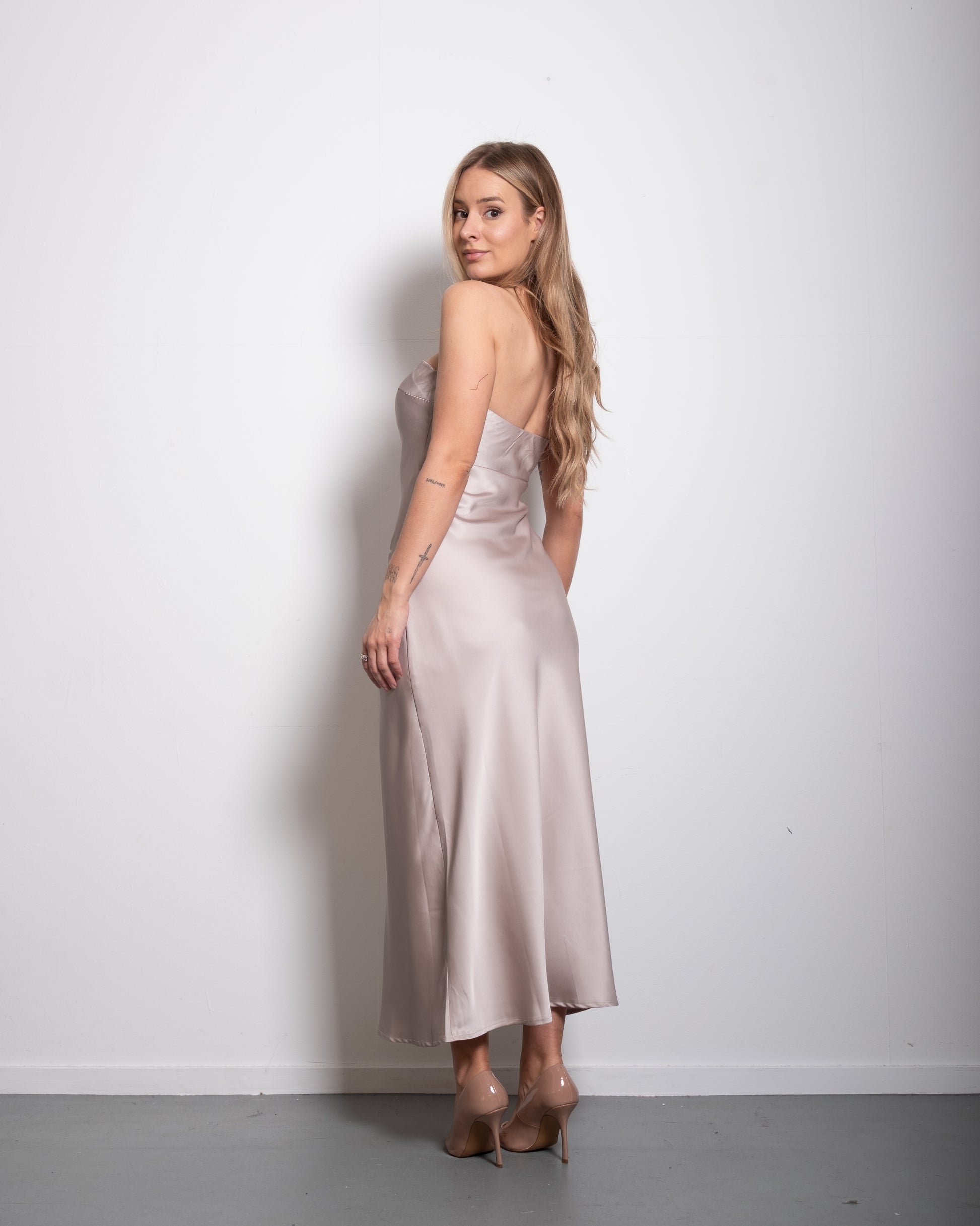 strapless silky dress beige | SEISHIKI STUDIO