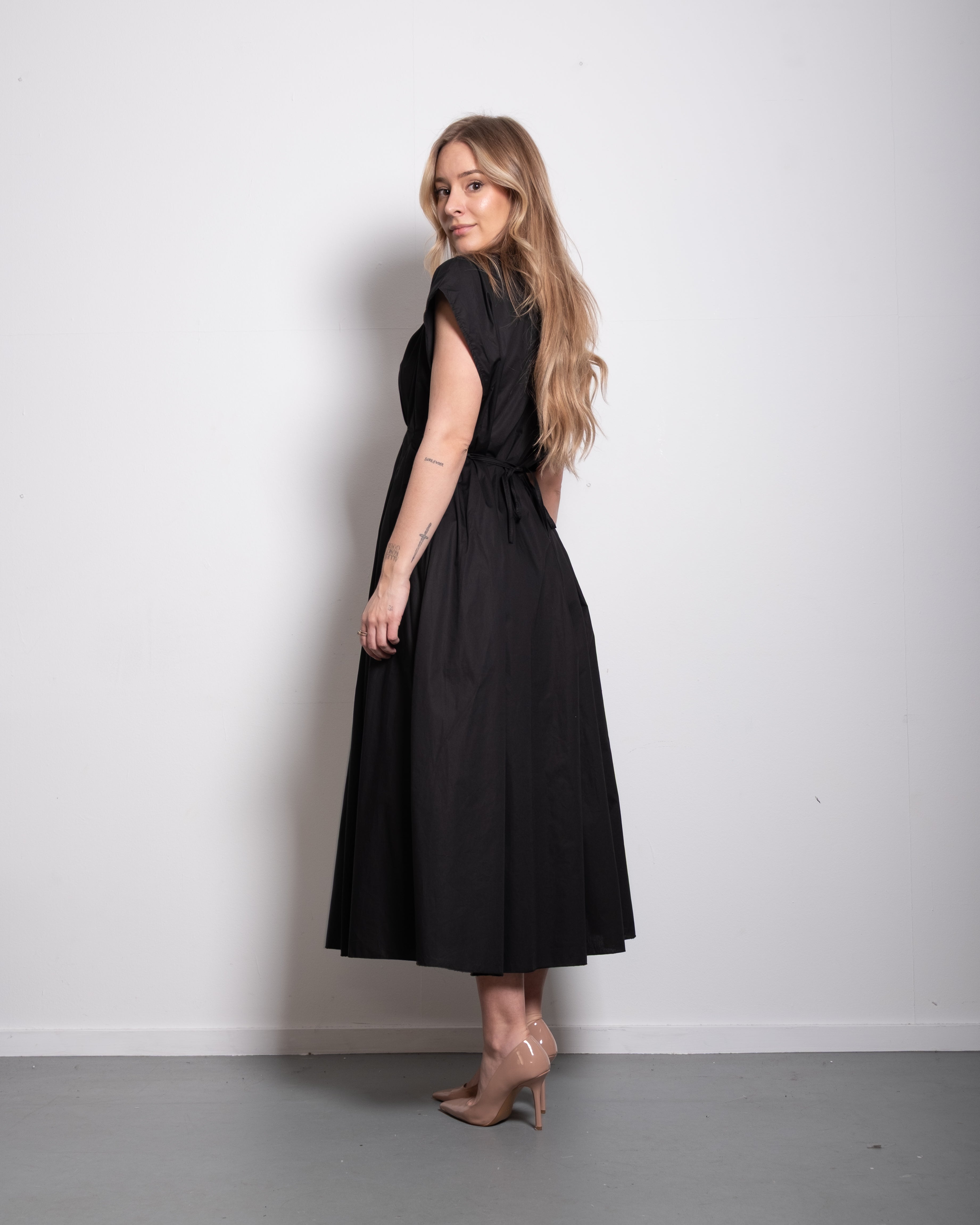Shape enhancing pleated shortsleeve front tie dress black