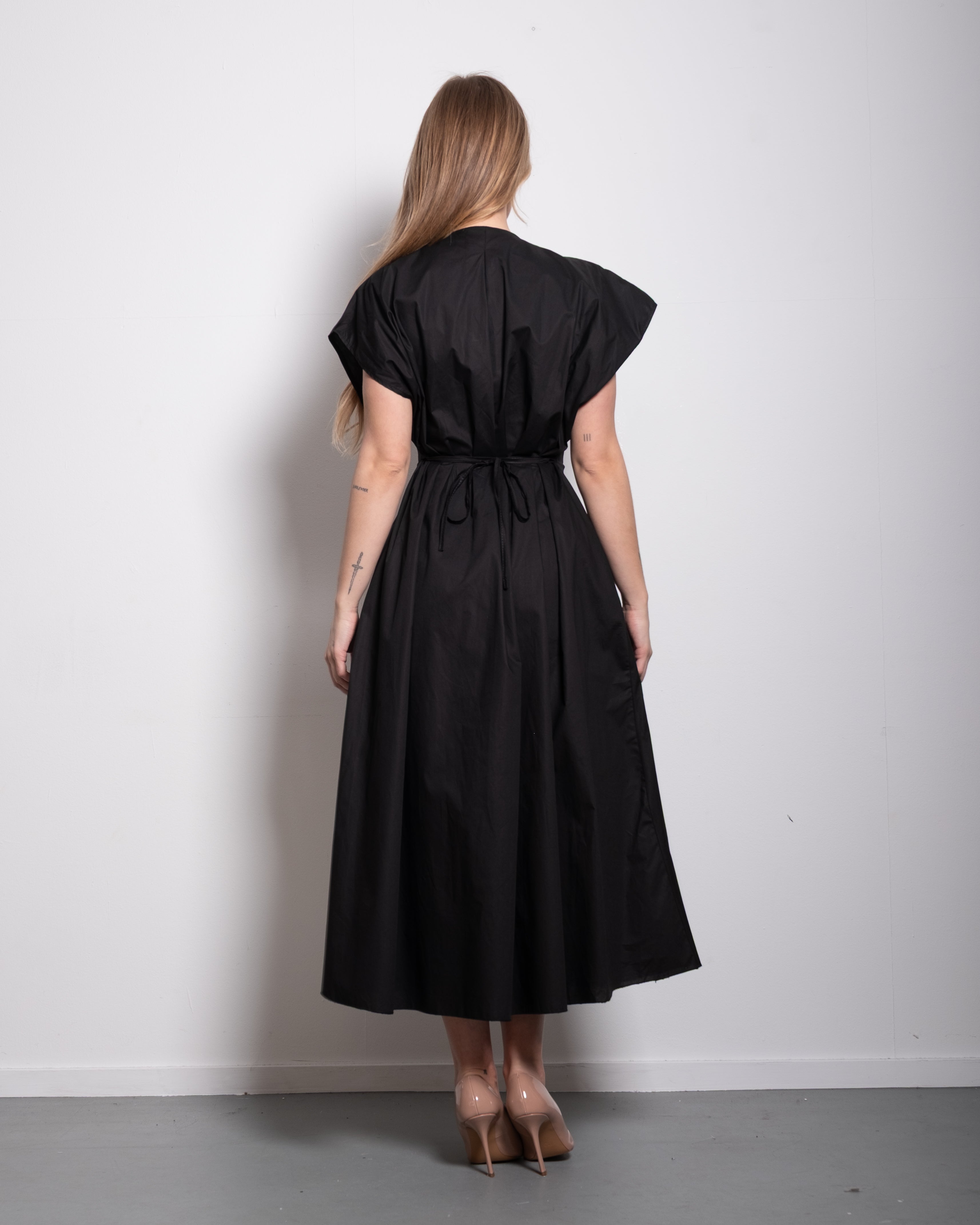 Shape enhancing pleated shortsleeve front tie dress black