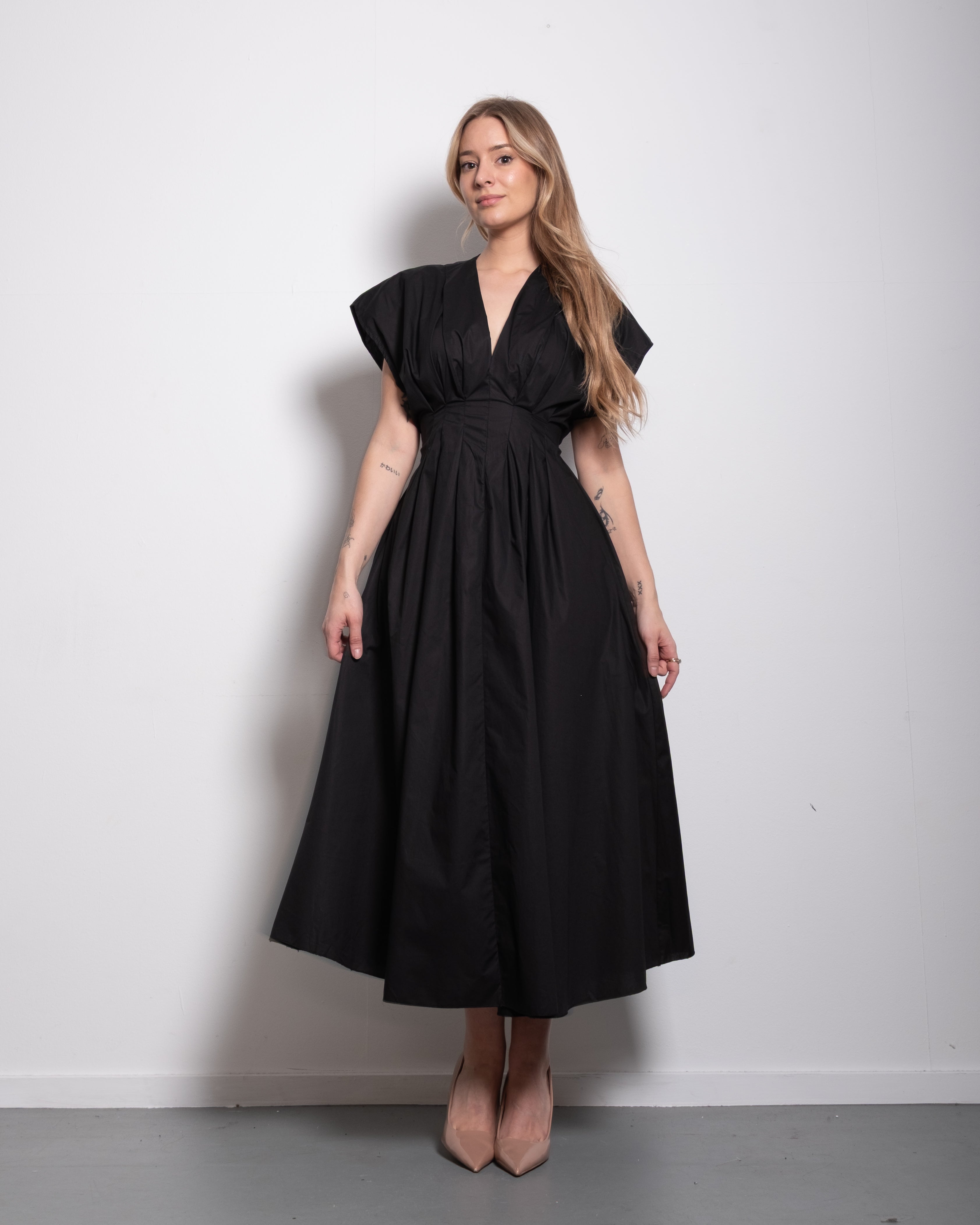 Shape enhancing pleated shortsleeve front tie dress black