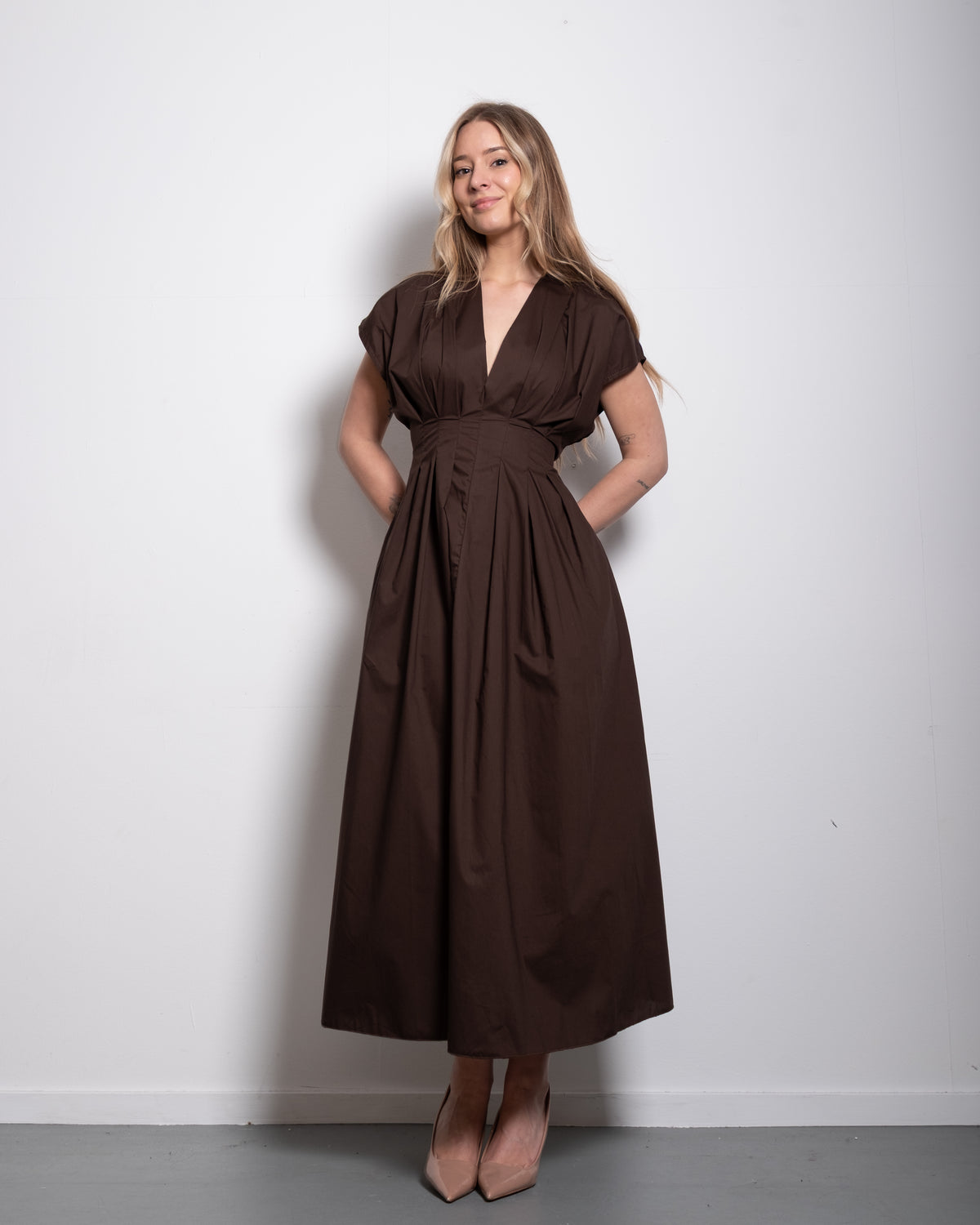 Shape Enhancing Cotton Pleated Shortsleeve Front Tie Dress Brown – SEISHIKI STUDIO