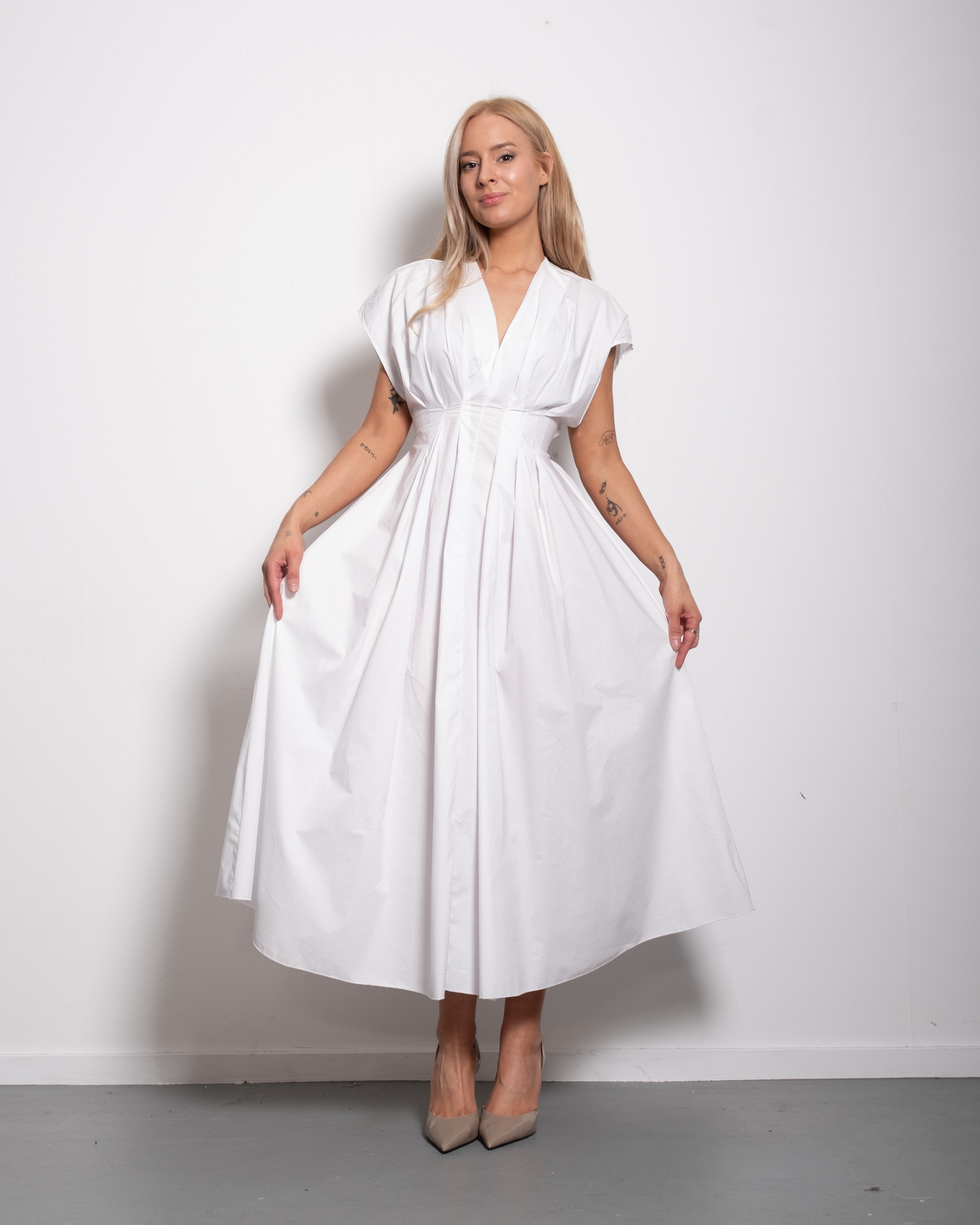Shape enhancing pleated shortsleeve front tie dress white