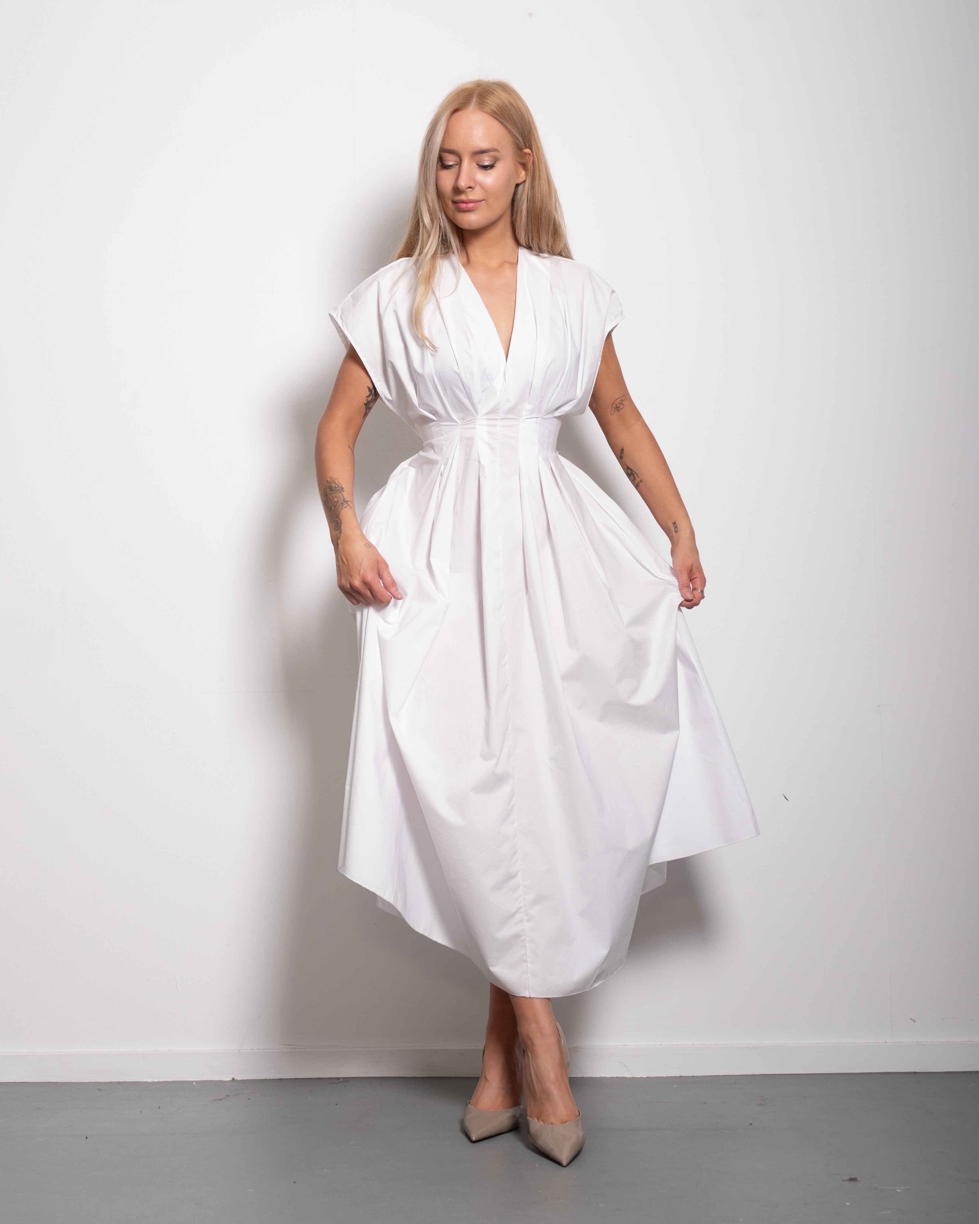 Shape enhancing pleated shortsleeve front tie dress white