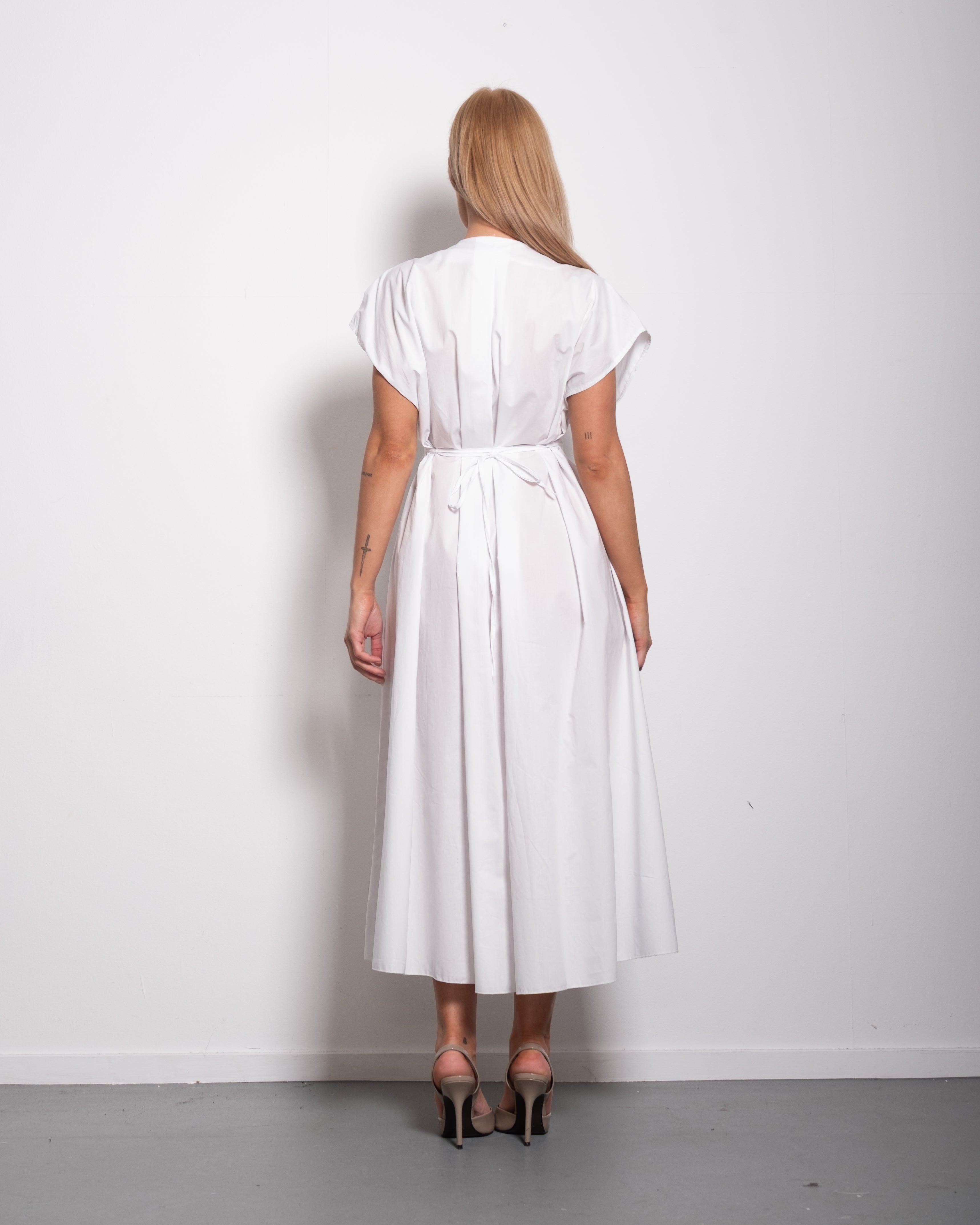 Shape enhancing pleated shortsleeve front tie dress white
