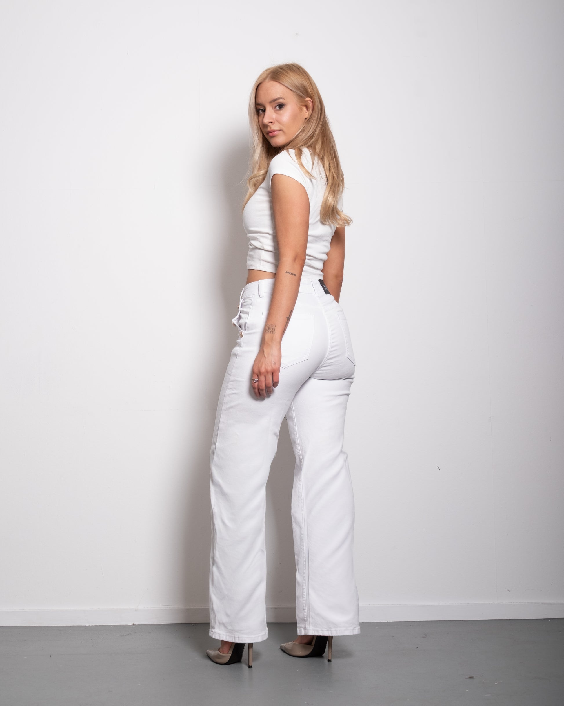 SPECIAL PRICE - DEFECTED ITEM - WHITE WIDE LEG JEANS WITH GOLD BUTTONS - INSEAM 77CM