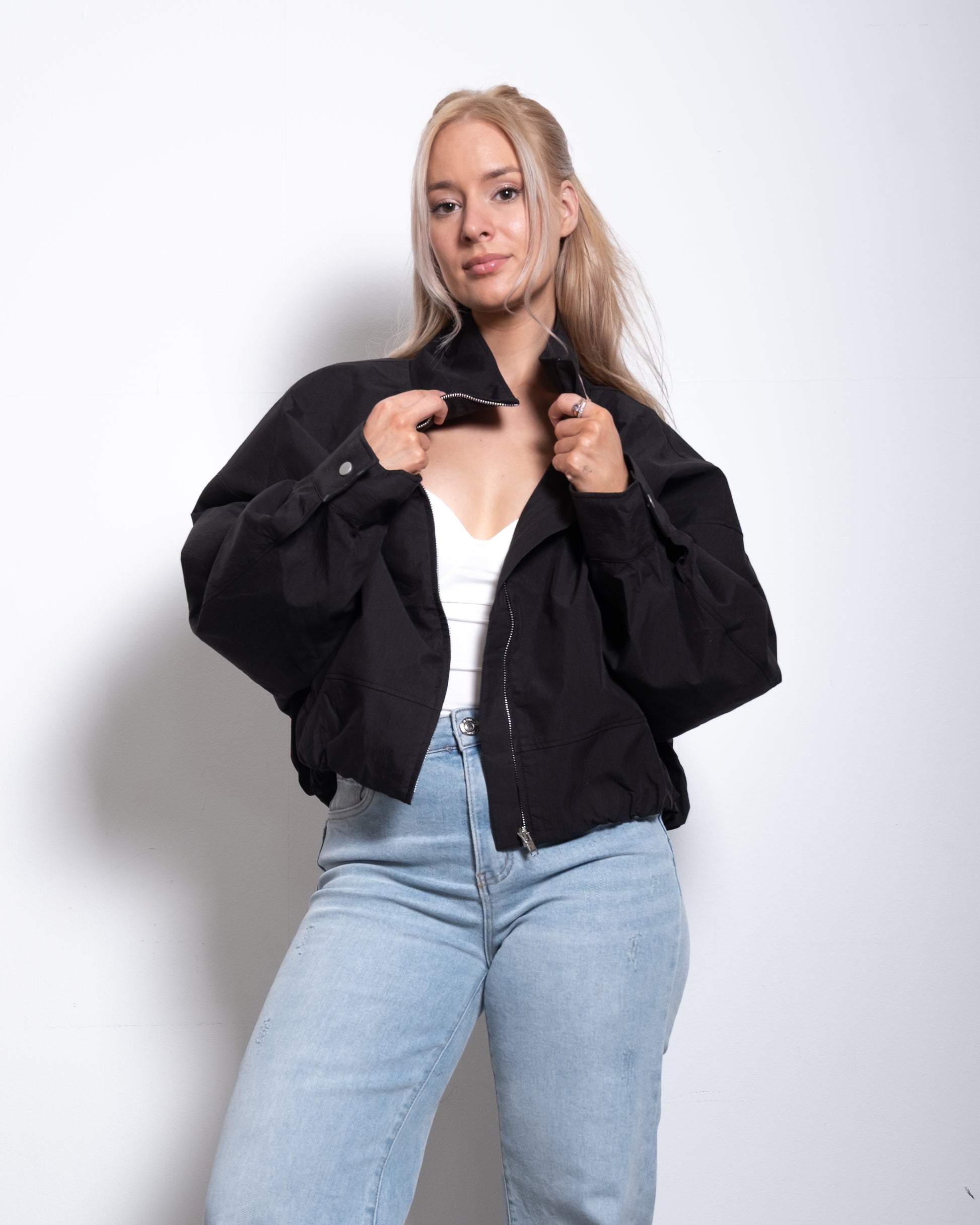 SEISHIKI STUDIO cropped high neck oversized windbreaker jacket black