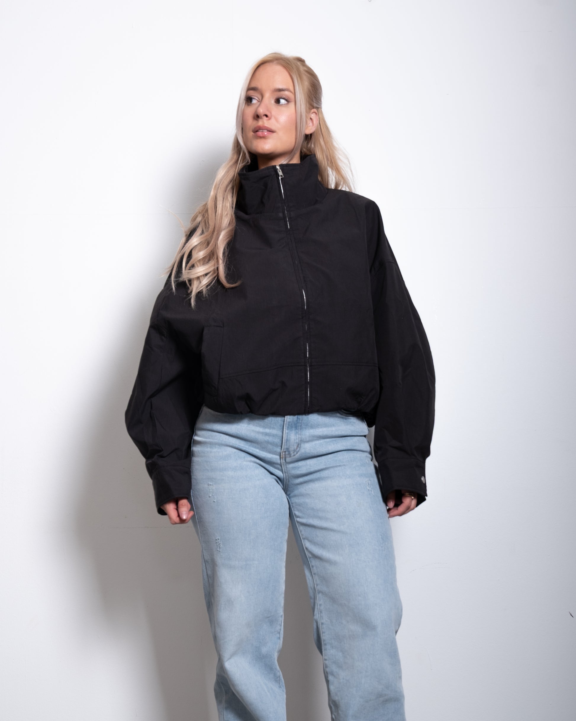 SEISHIKI STUDIO cropped high neck oversized windbreaker jacket black